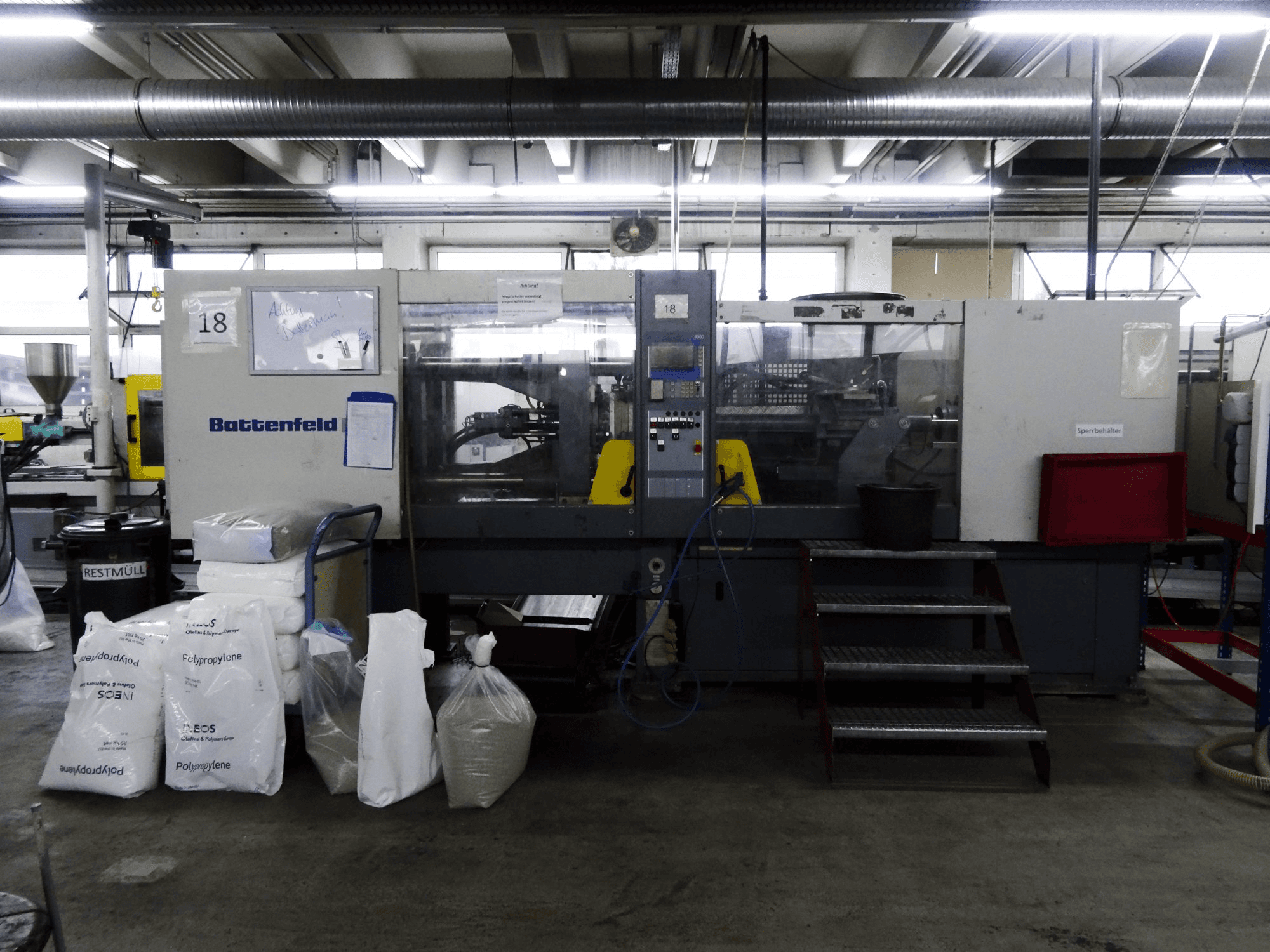 Čelní pohled na Battenfeld BA 1500/630 BK stroj