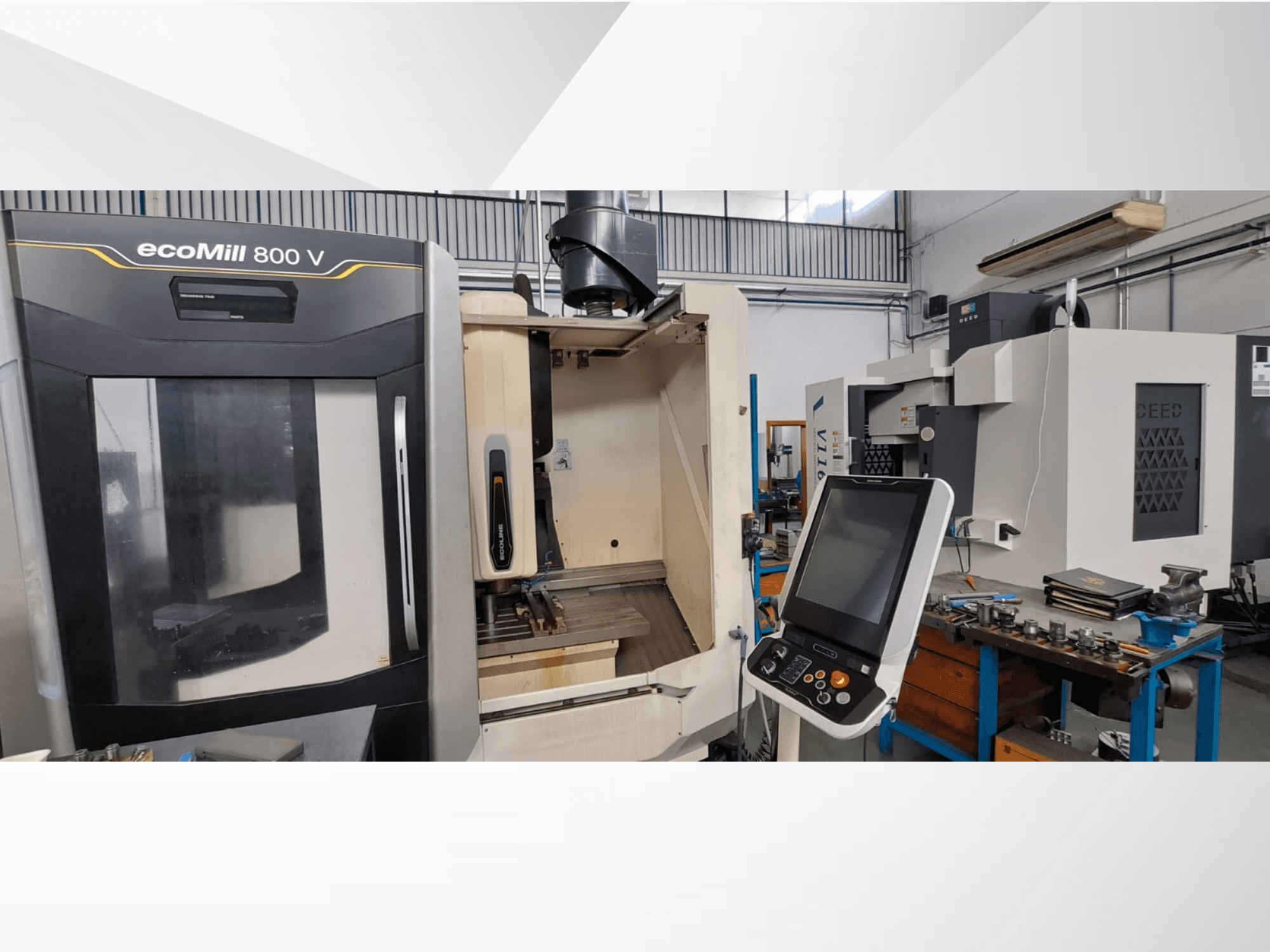 Pohled zepředu na vertikální obráběcí centrum DMG ecoMill 800V s ovládacím panelem a otevřeným obráběcím prostorem.