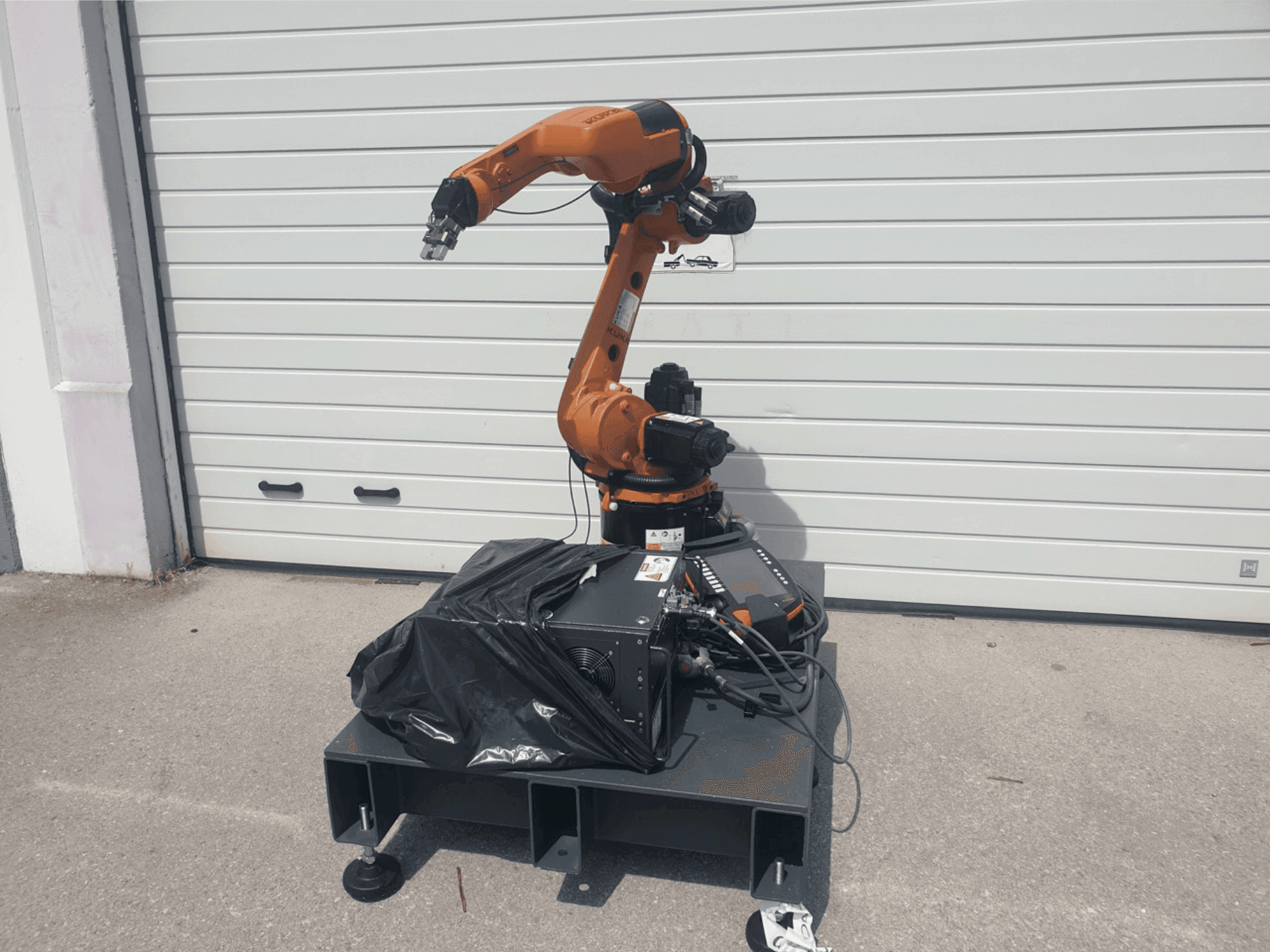 Čelní pohled na KUKA KR 8 R1420 stroj