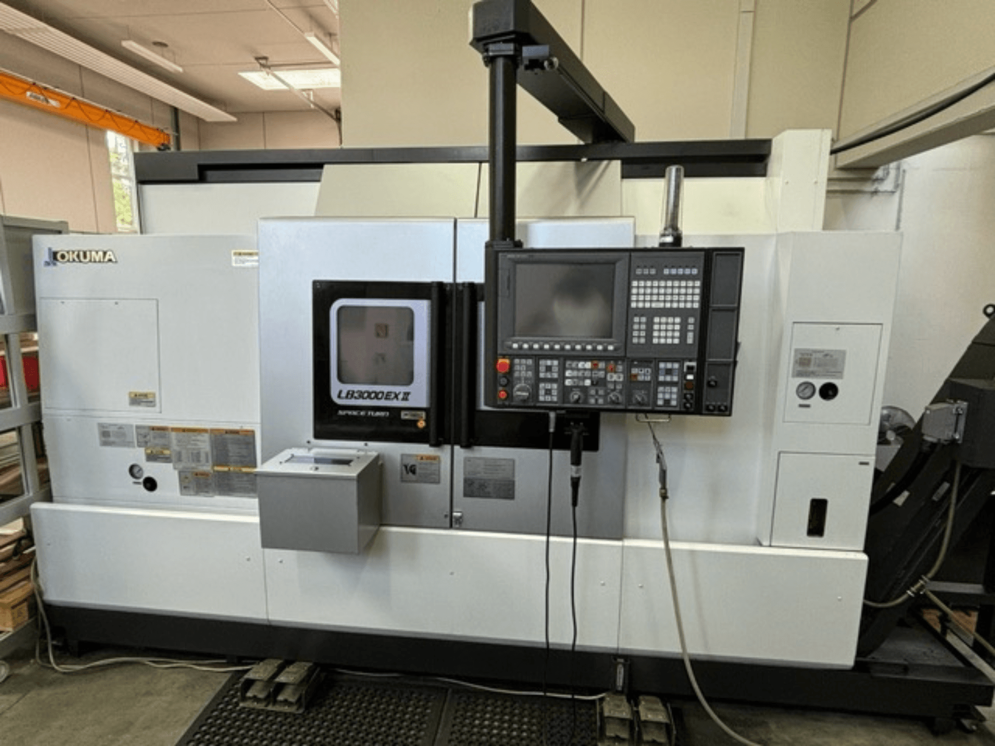 Horizontální soustruh Okuma LB 3000 EXII, pohled zepředu na ovládací panel a provozní funkce.
