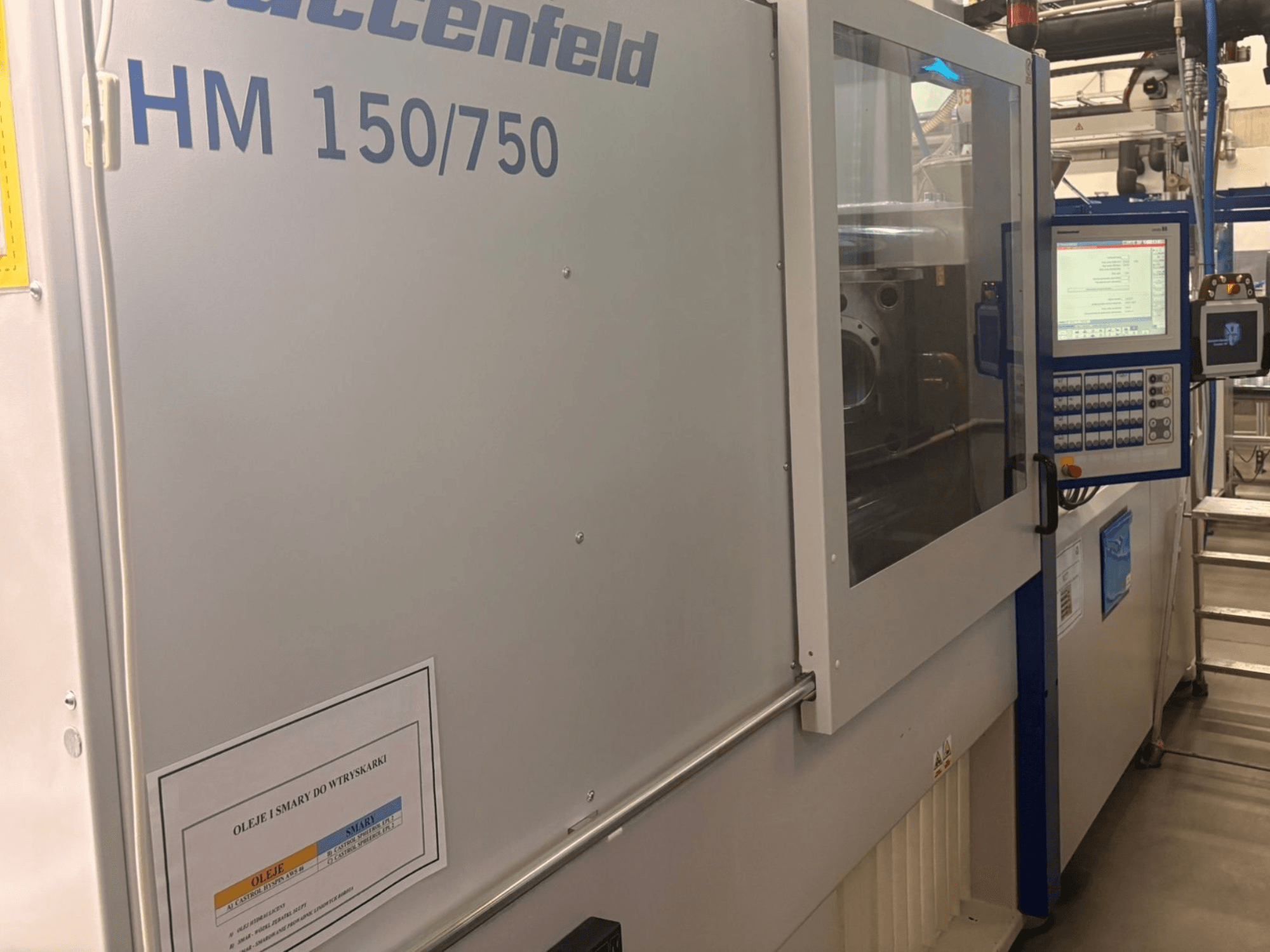 Vstřikovací stroj Hoffer Maschinenbau HM 150/750, čelní pohled, zobrazující ovládací panel a provozní displej.