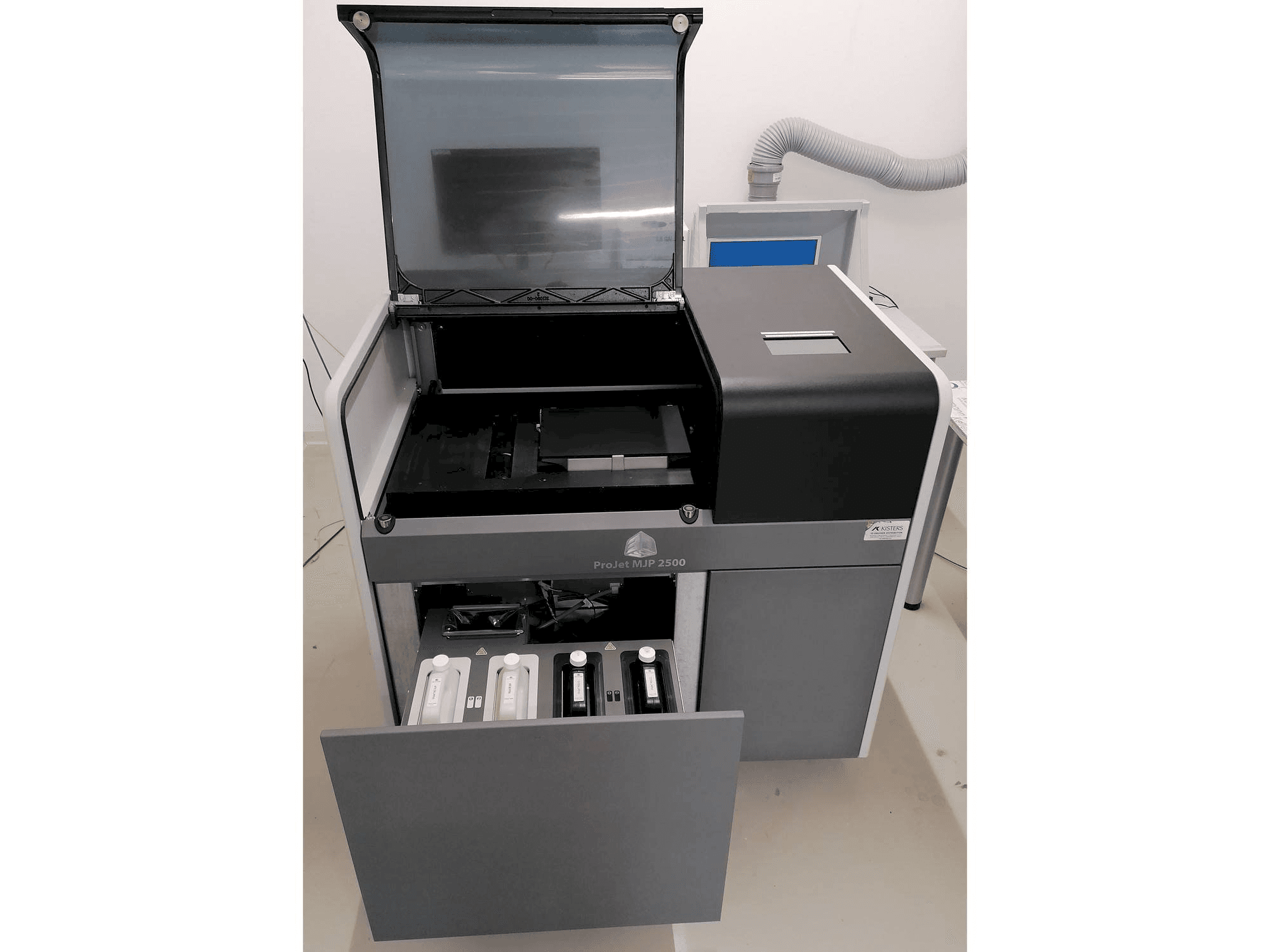 Čelní pohled na 3DSYSTEMS ProJet MJP 2500Plus stroj