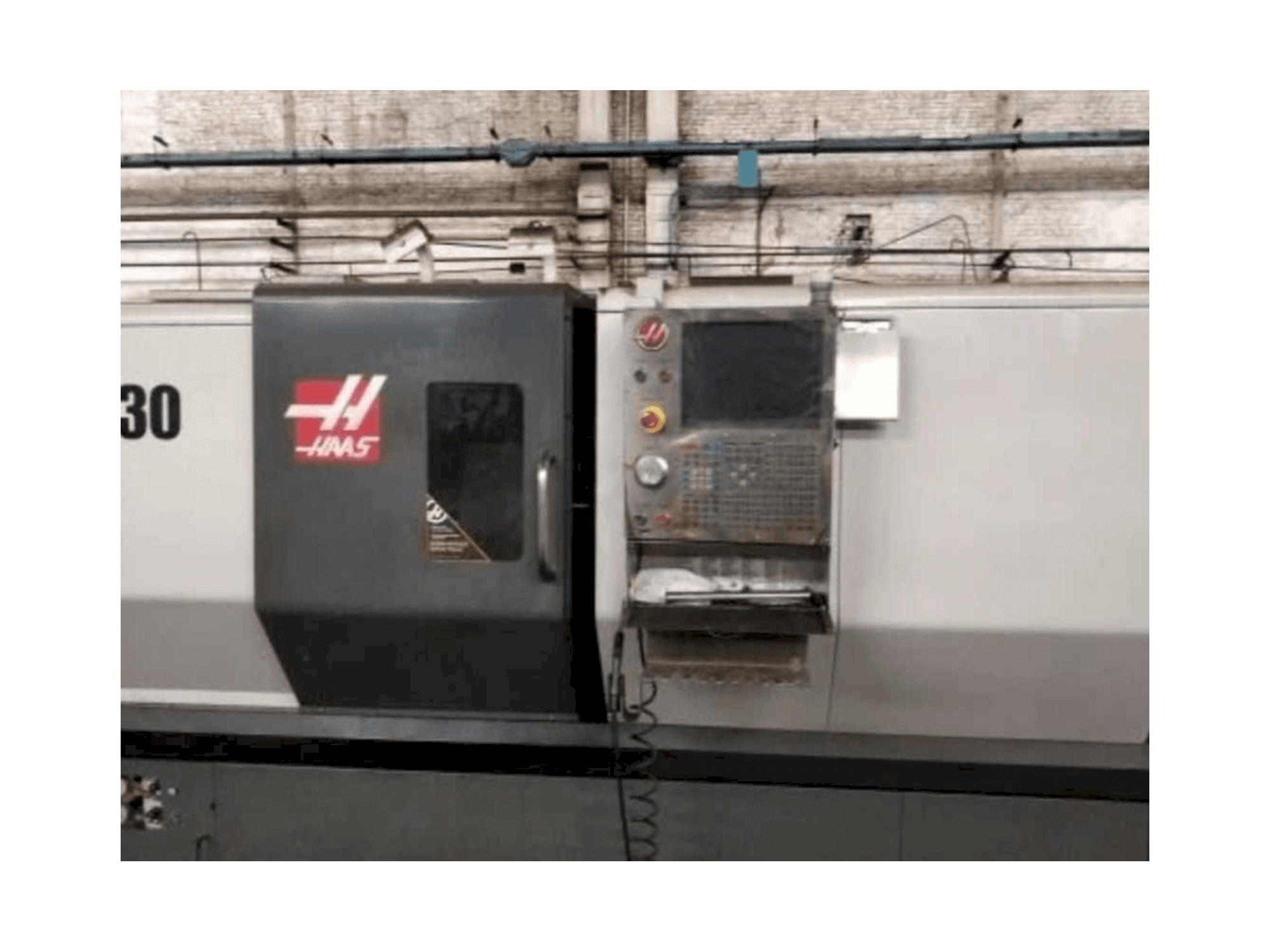 Čelní pohled na HAAS ST-30 stroj