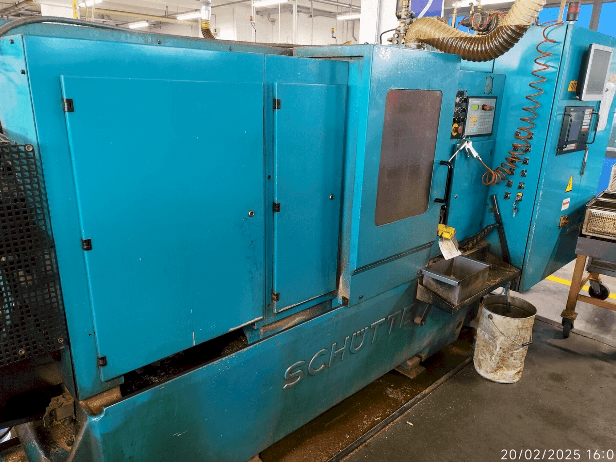 Čelní pohled na Schütte SE16 stroj