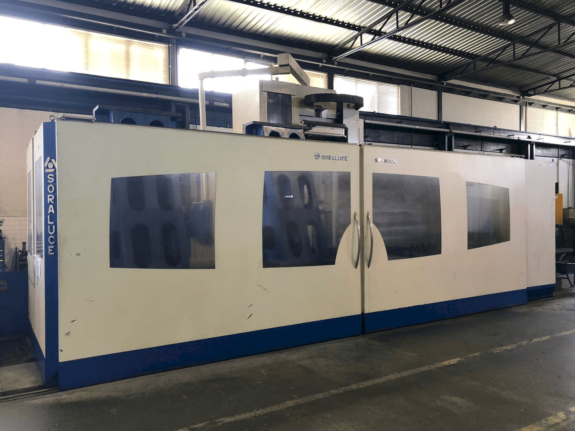 Čelní pohled na Soraluce SP 8000 stroj