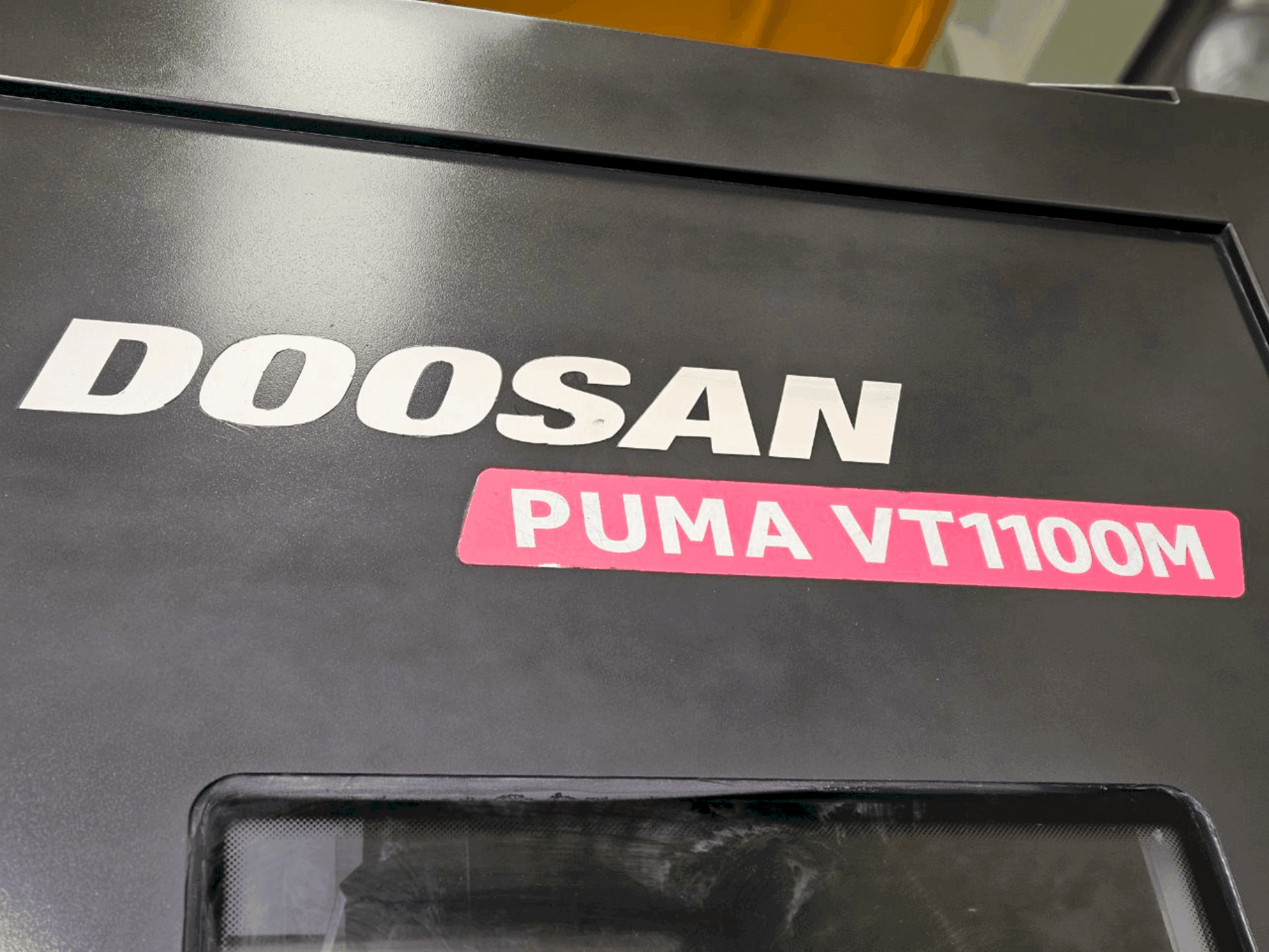 Čelní pohled na DOOSAN VT1100M stroj