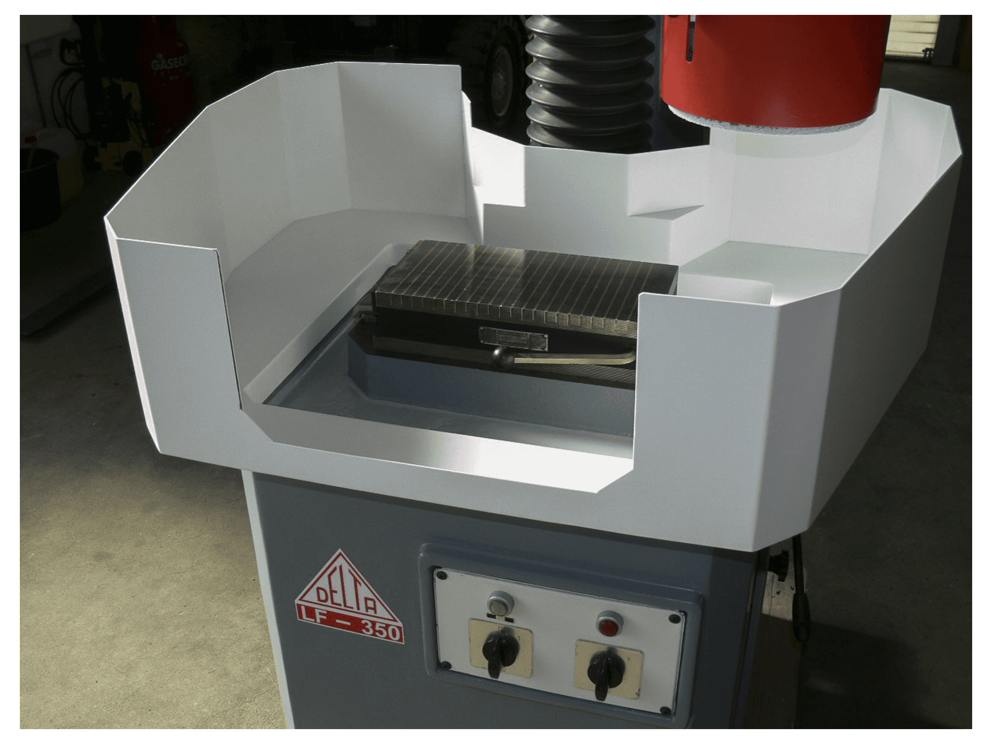 Čelní pohled na DELTA LF-350 stroj