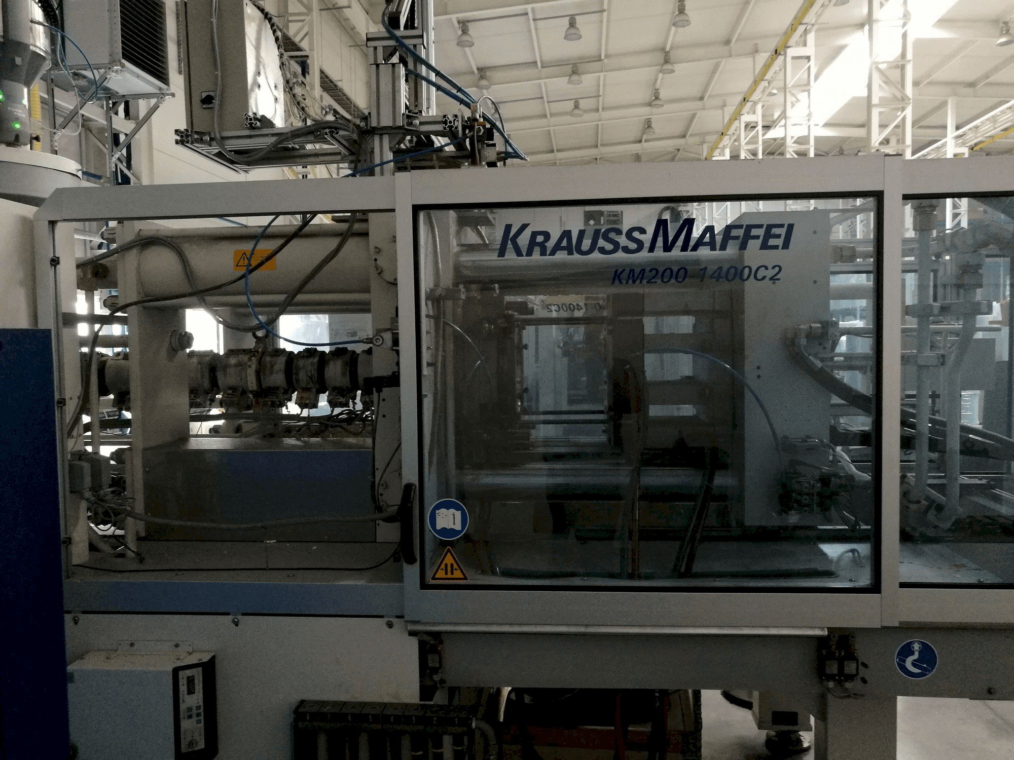 Čelní pohled na Krauss Maffei 200-1400 C2 stroj