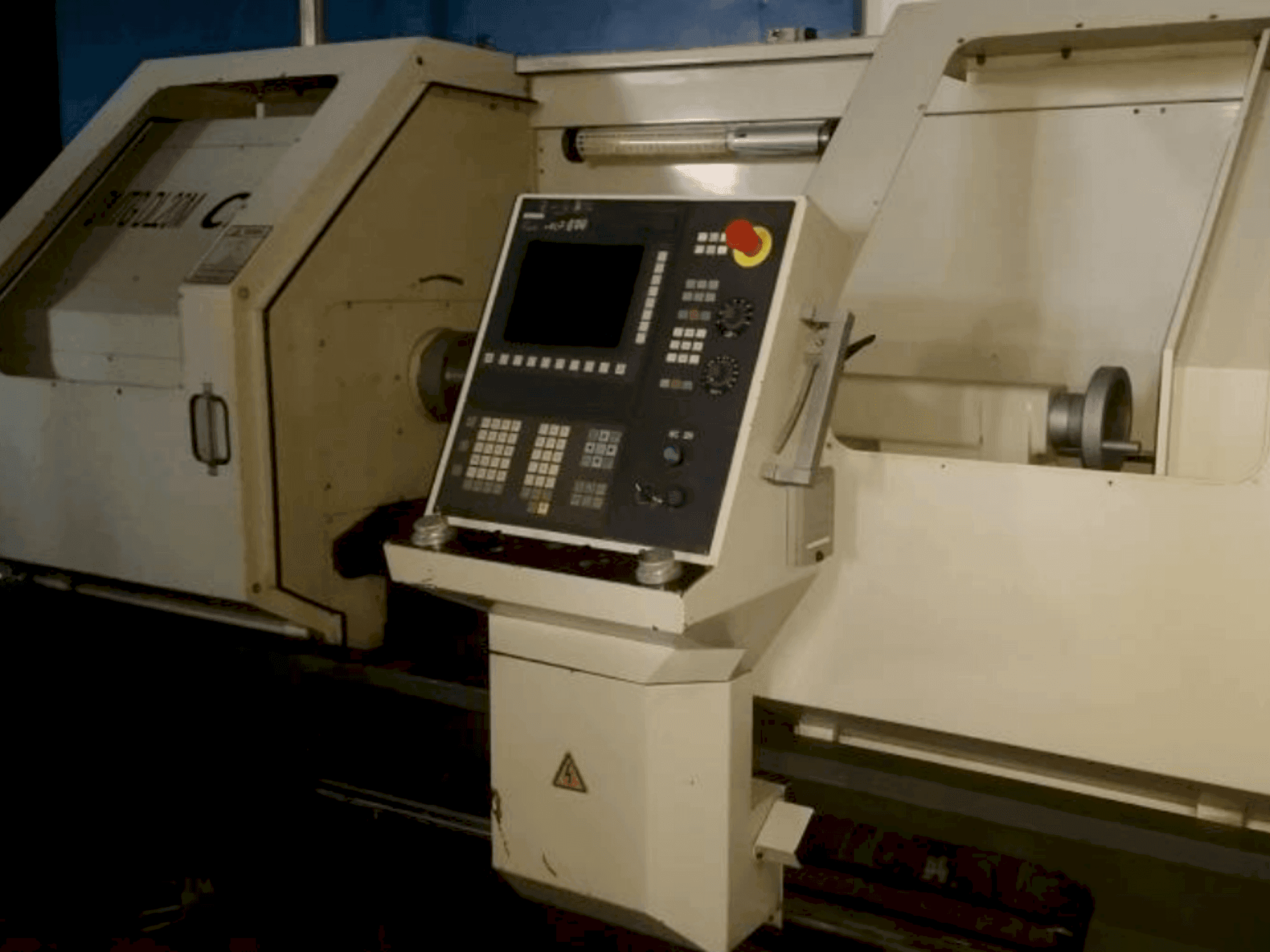 Čelní pohled na Optimum L410 stroj