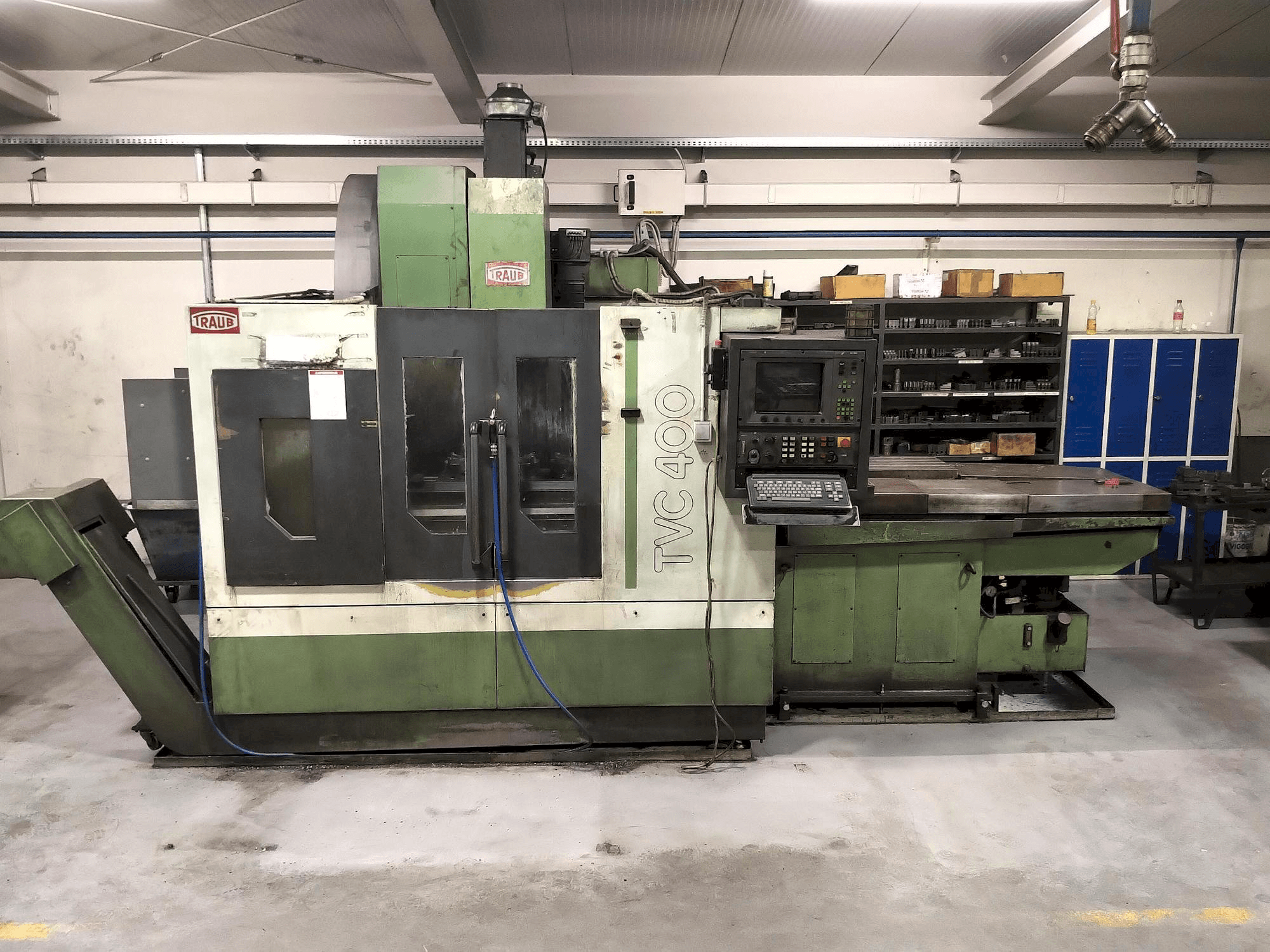 Čelní pohled na TRAUB TVC 400 P stroj