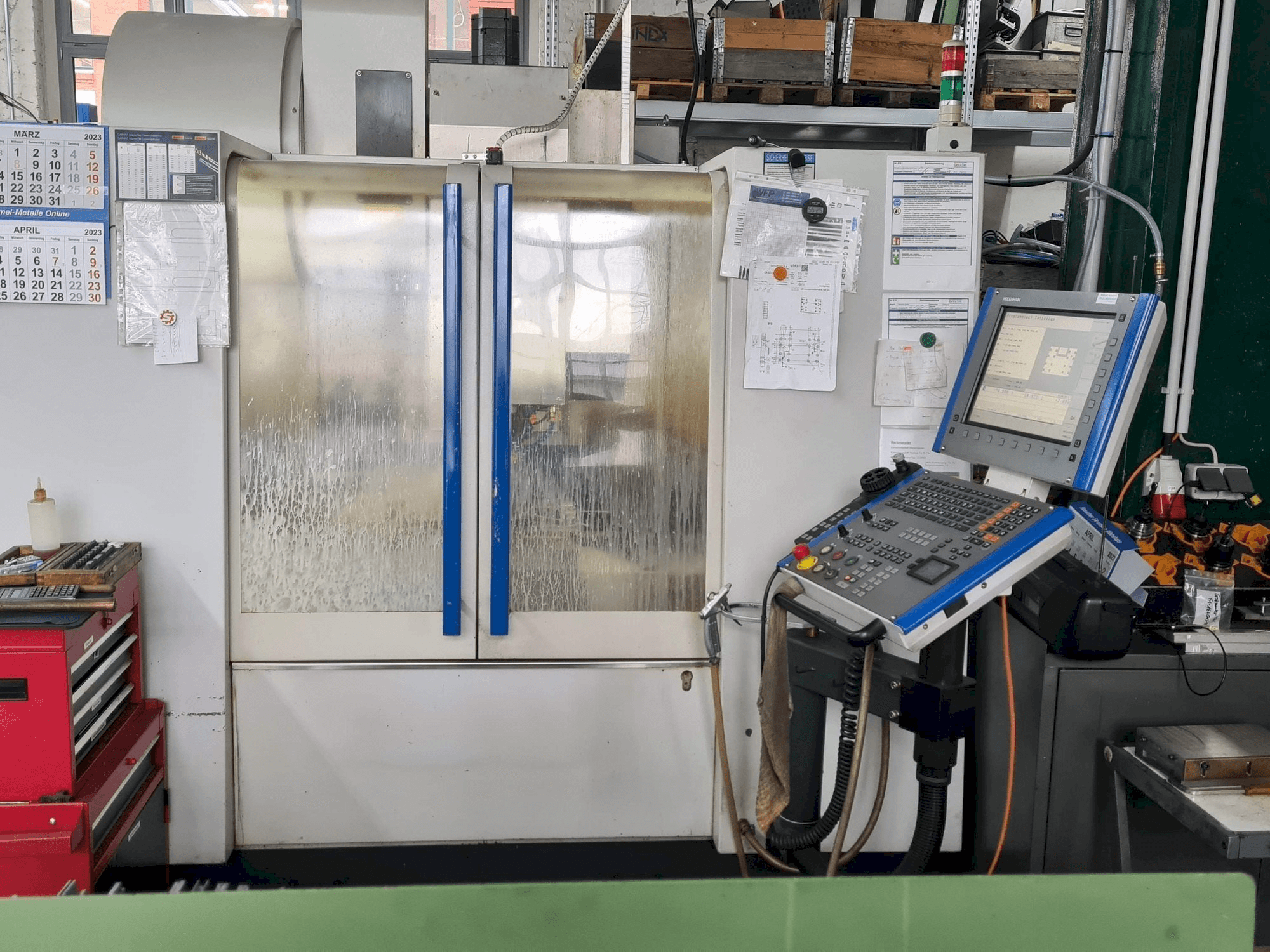 Čelní pohled na MIKRON VCE600 Pro stroj