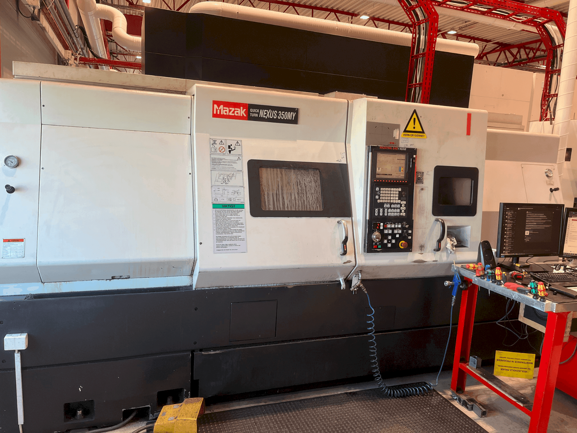 Čelní pohled na Mazak QT Nexus 350 MY stroj