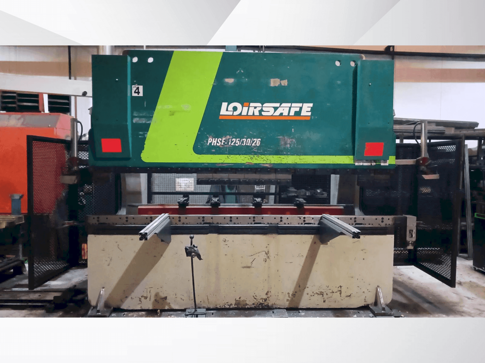 Čelní pohled na LOIRE SAFE PHSE-125/30/26 stroj