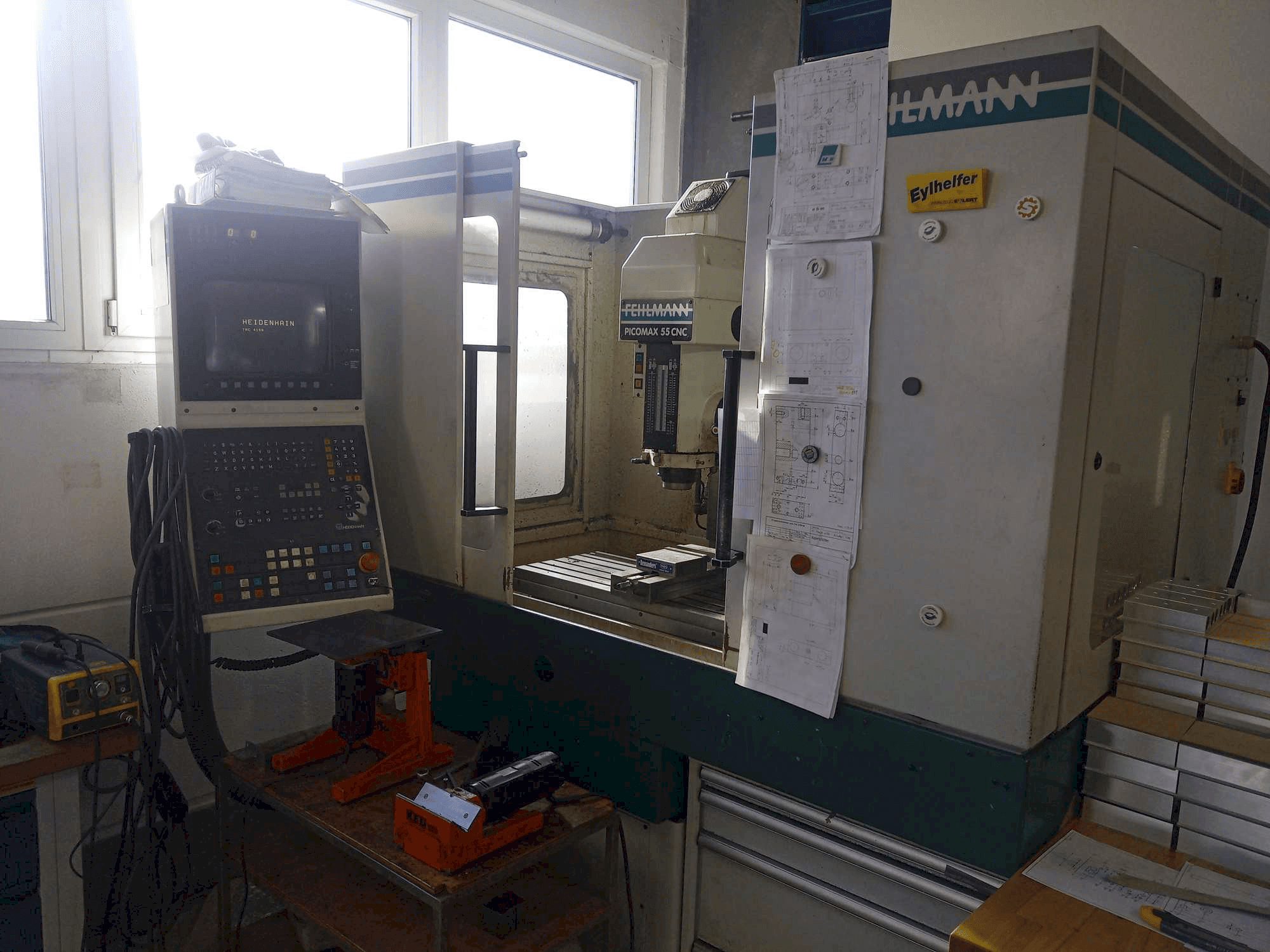 Čelní pohled na FEHLMANN Picomax 55 CNC stroj