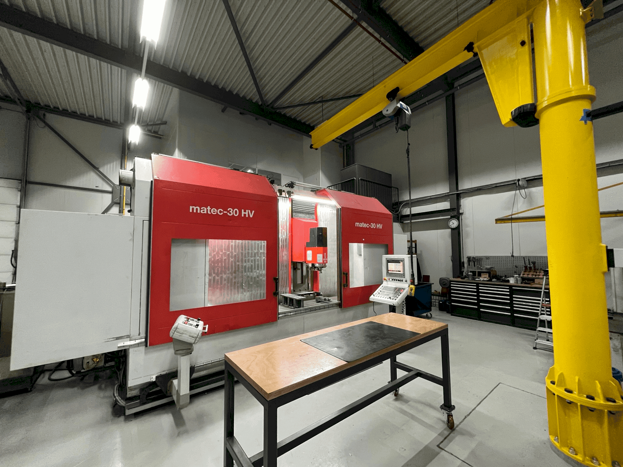 Čelní pohled na Matec 30-HV stroj