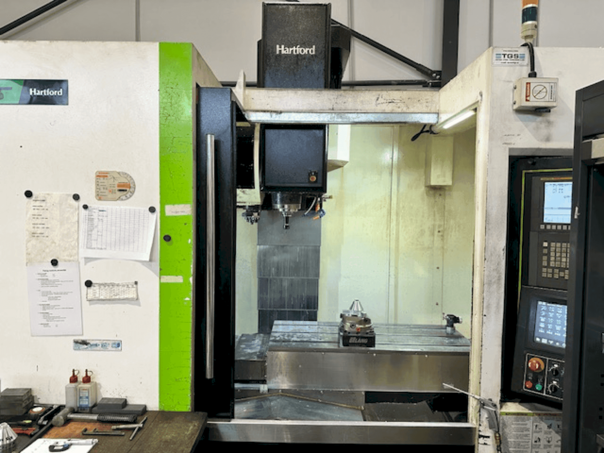 Čelní pohled na HARTFORD LG-1000 stroj