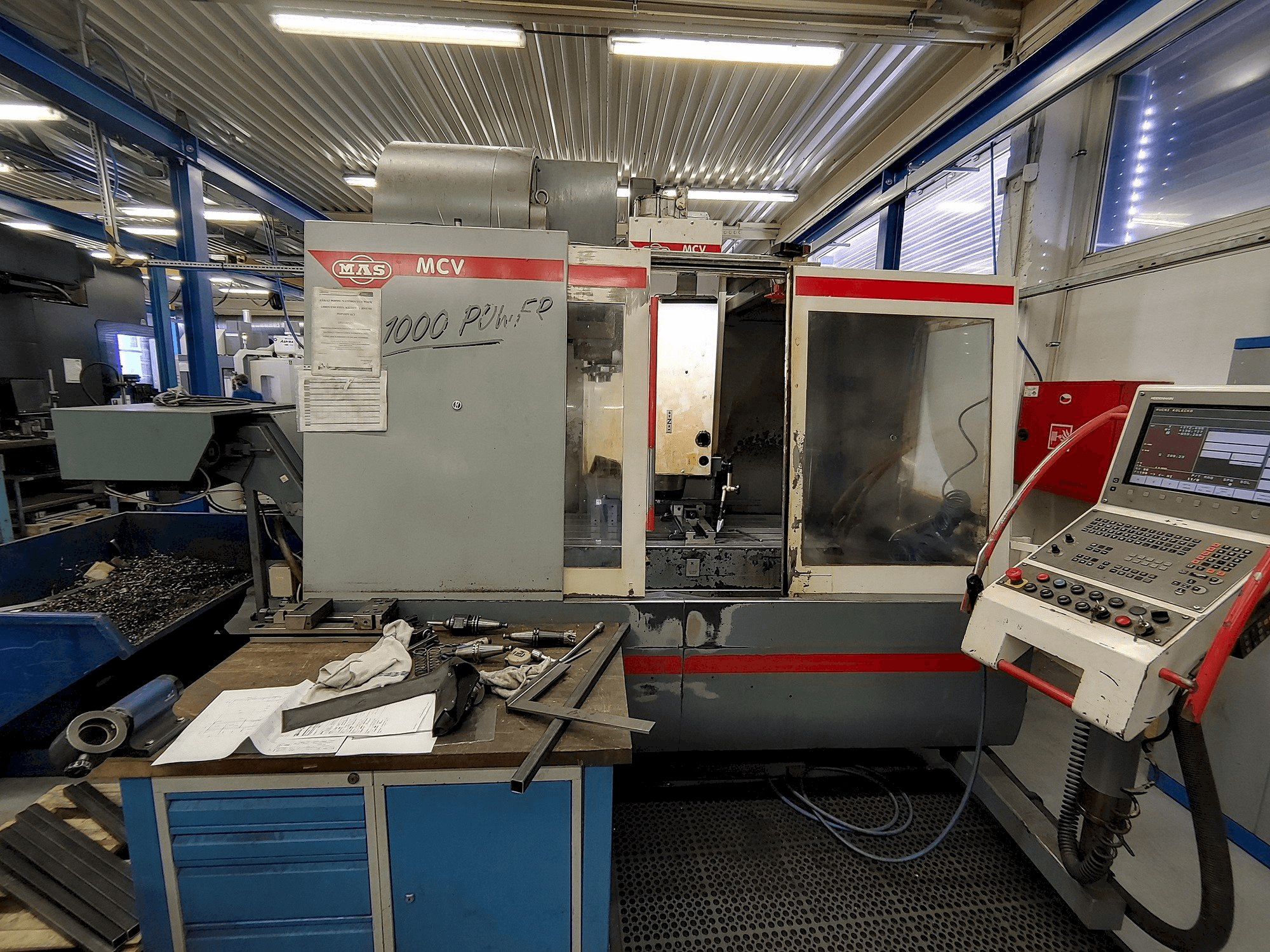 Čelní pohled na KOVOSVIT MAS MCV 1000 Power stroj