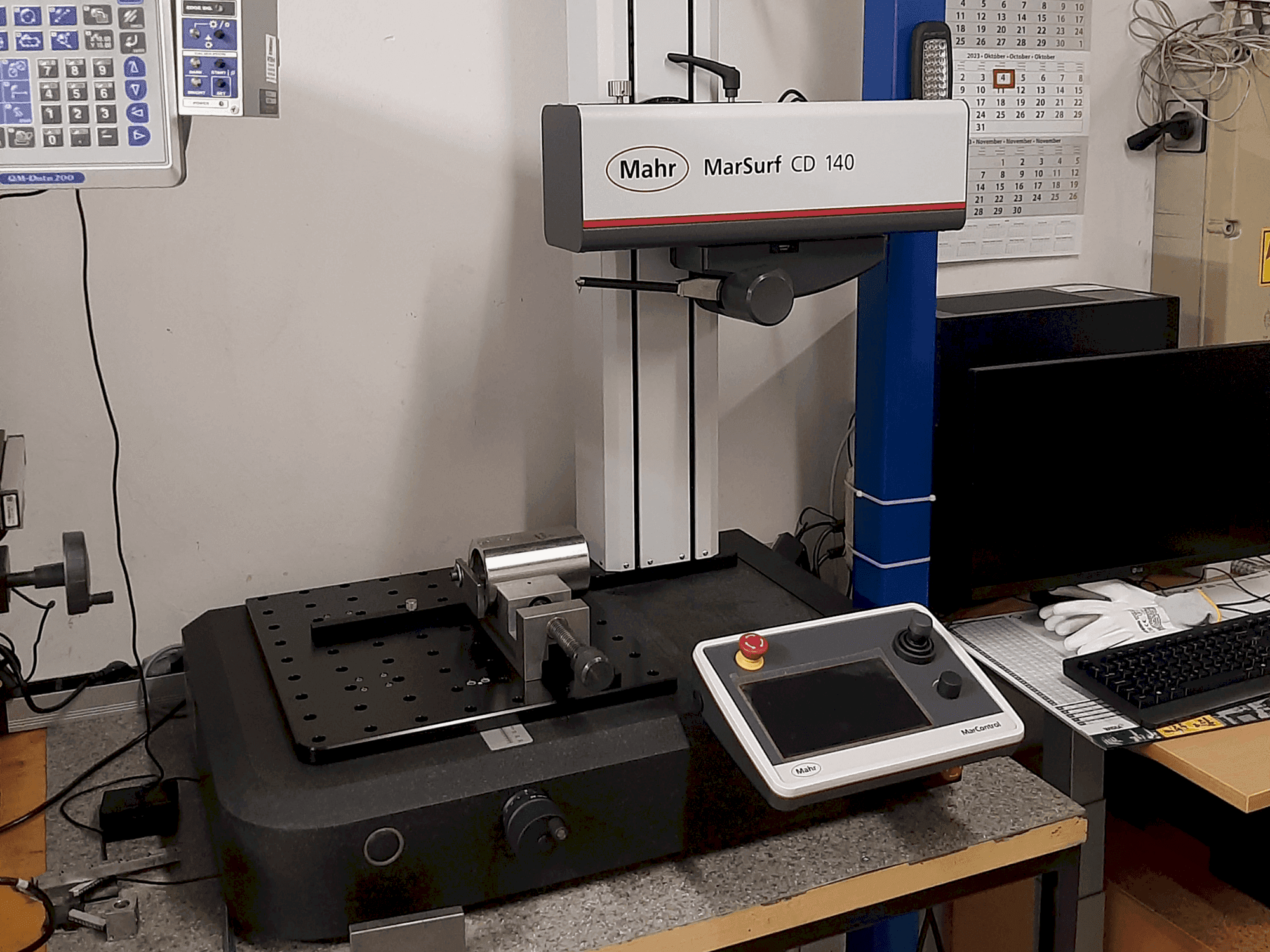 Čelní pohled na MAHR MarSurf CD 140 stroj