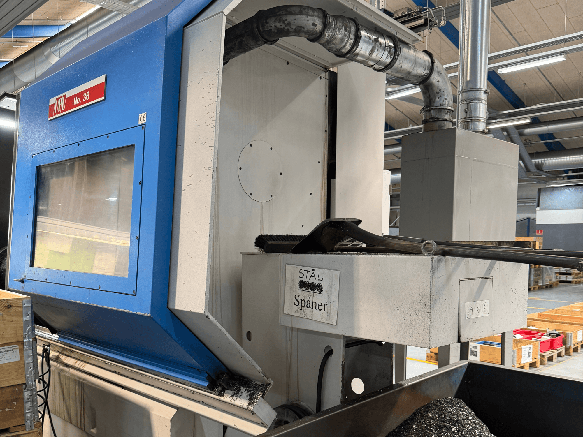 Horizontální soustruh BOEHRINGER VDF 400 CM, boční pohled na ovládací panel a prostor pro sběr materiálu.