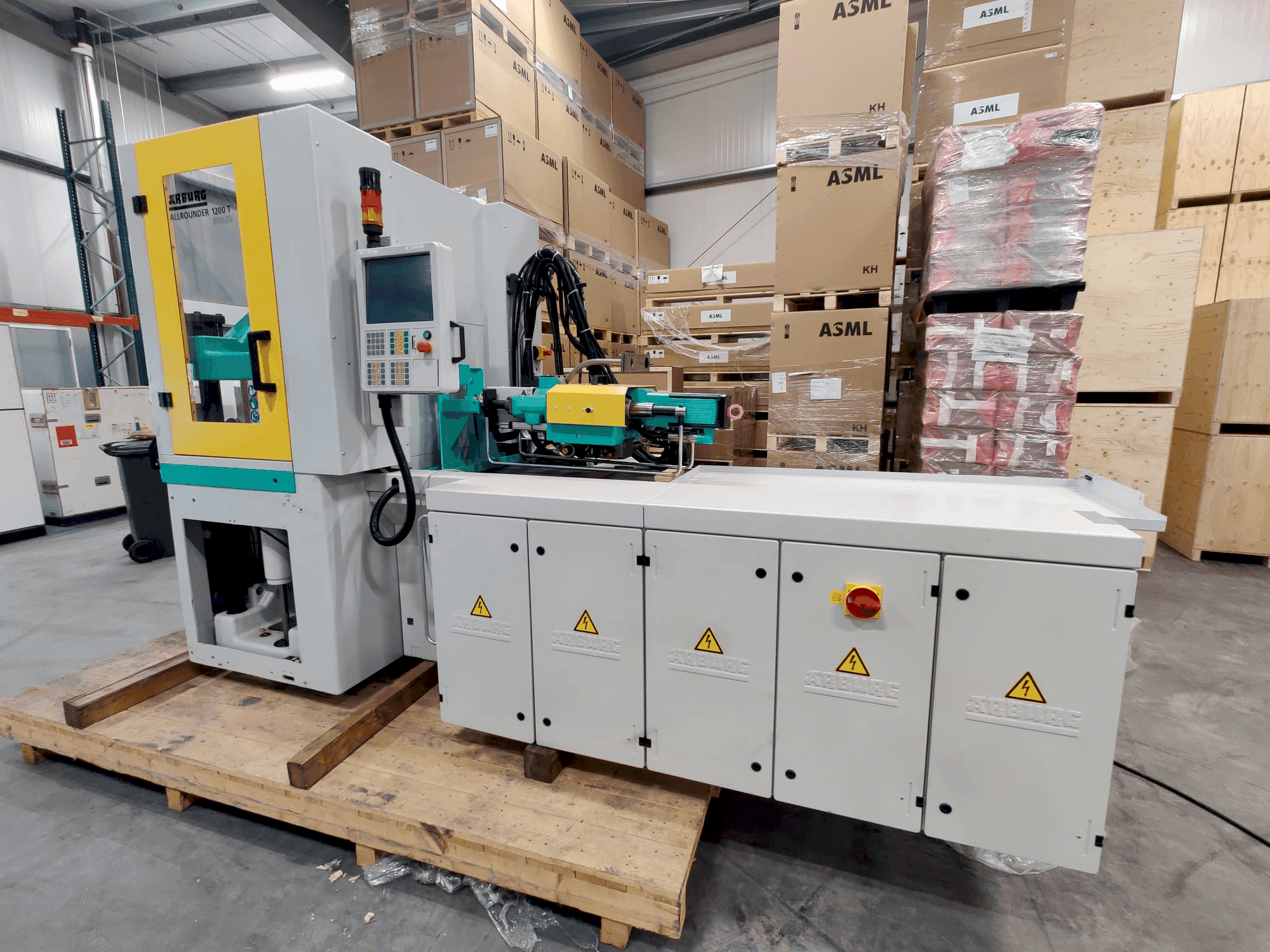 Čelní pohled na Arburg ALLROUNDER 1200 T 800-70 stroj