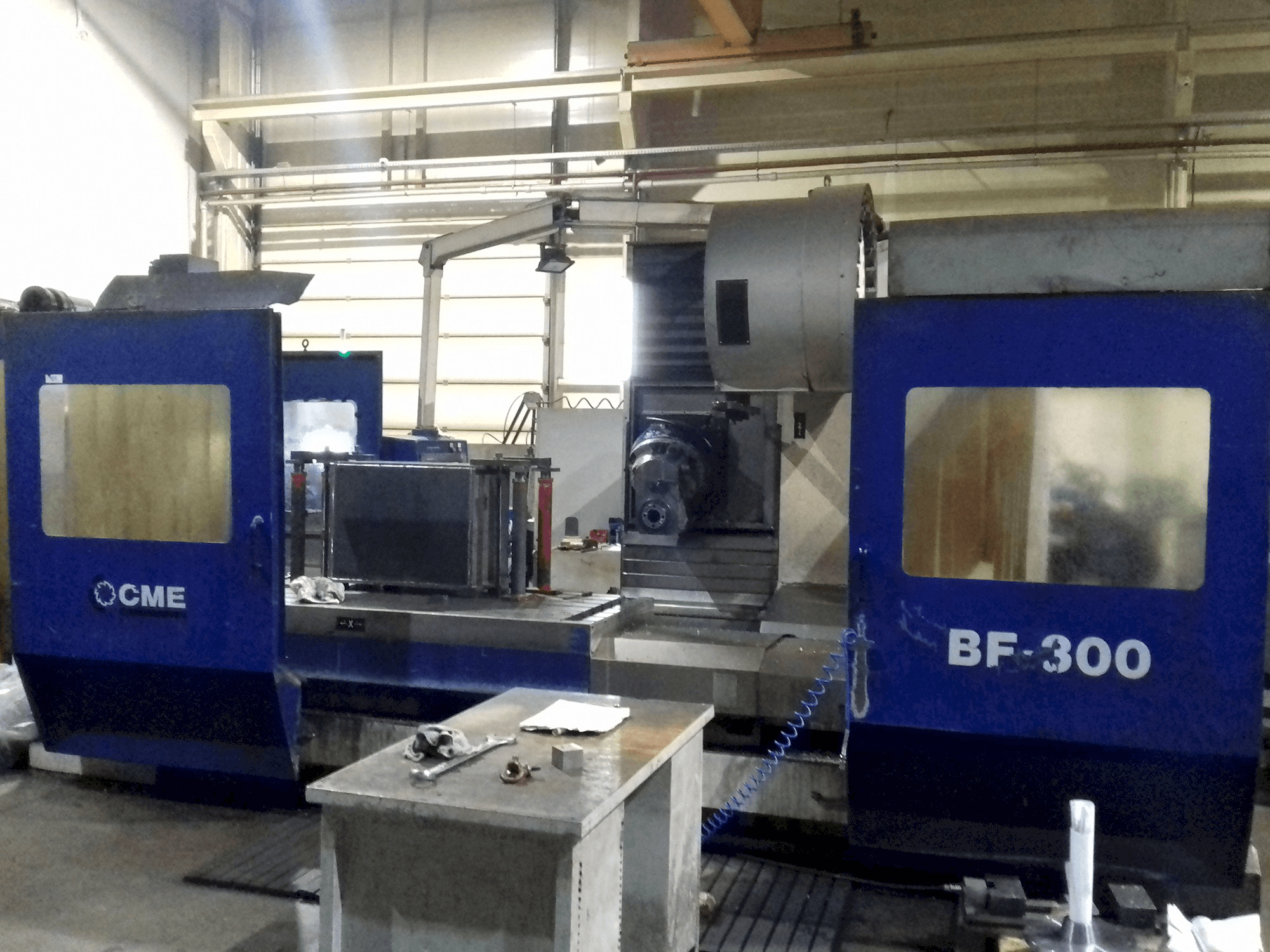 Čelní pohled na CME BF-300 stroj