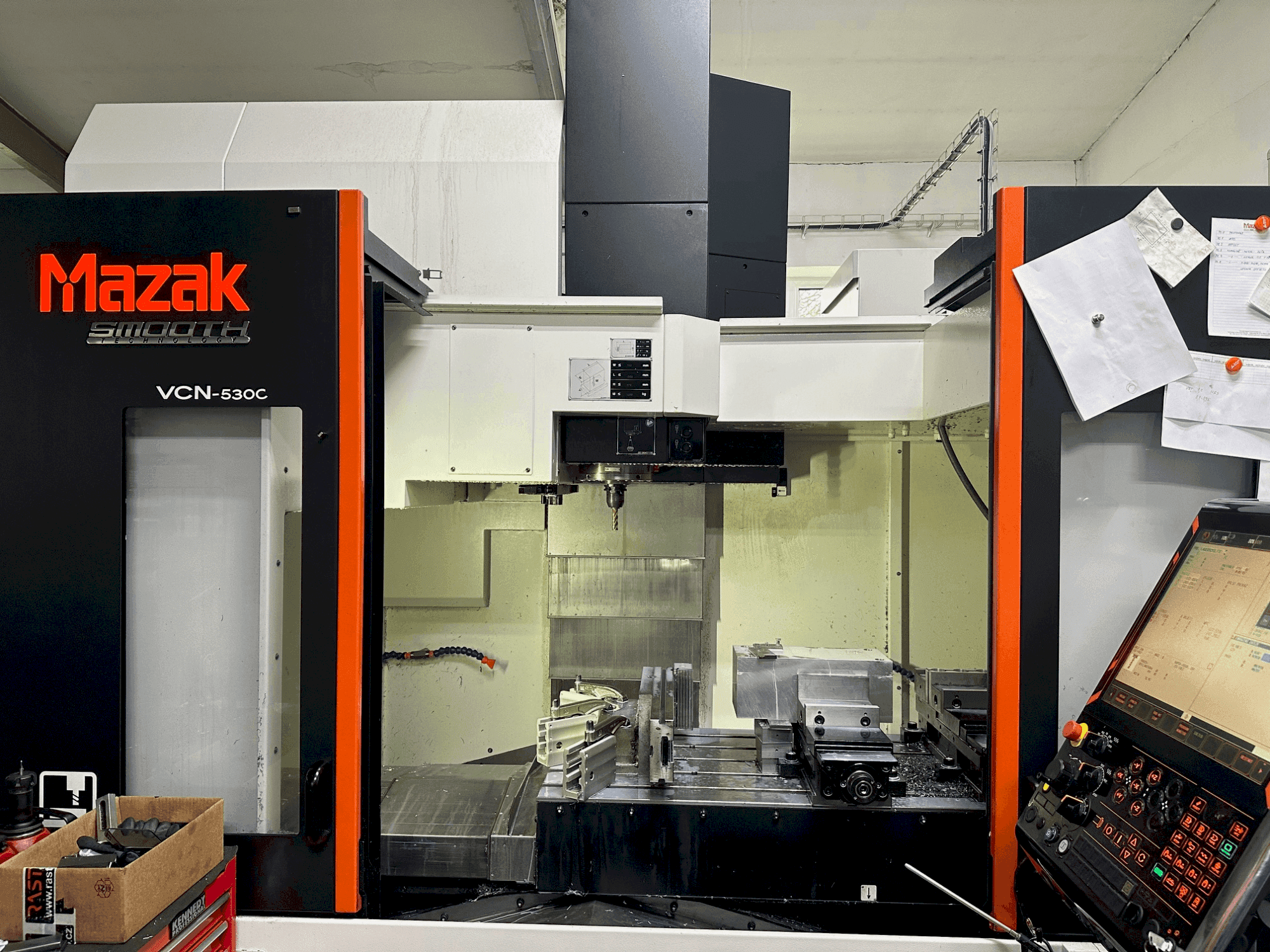 Čelní pohled na Mazak VCN-530C stroj