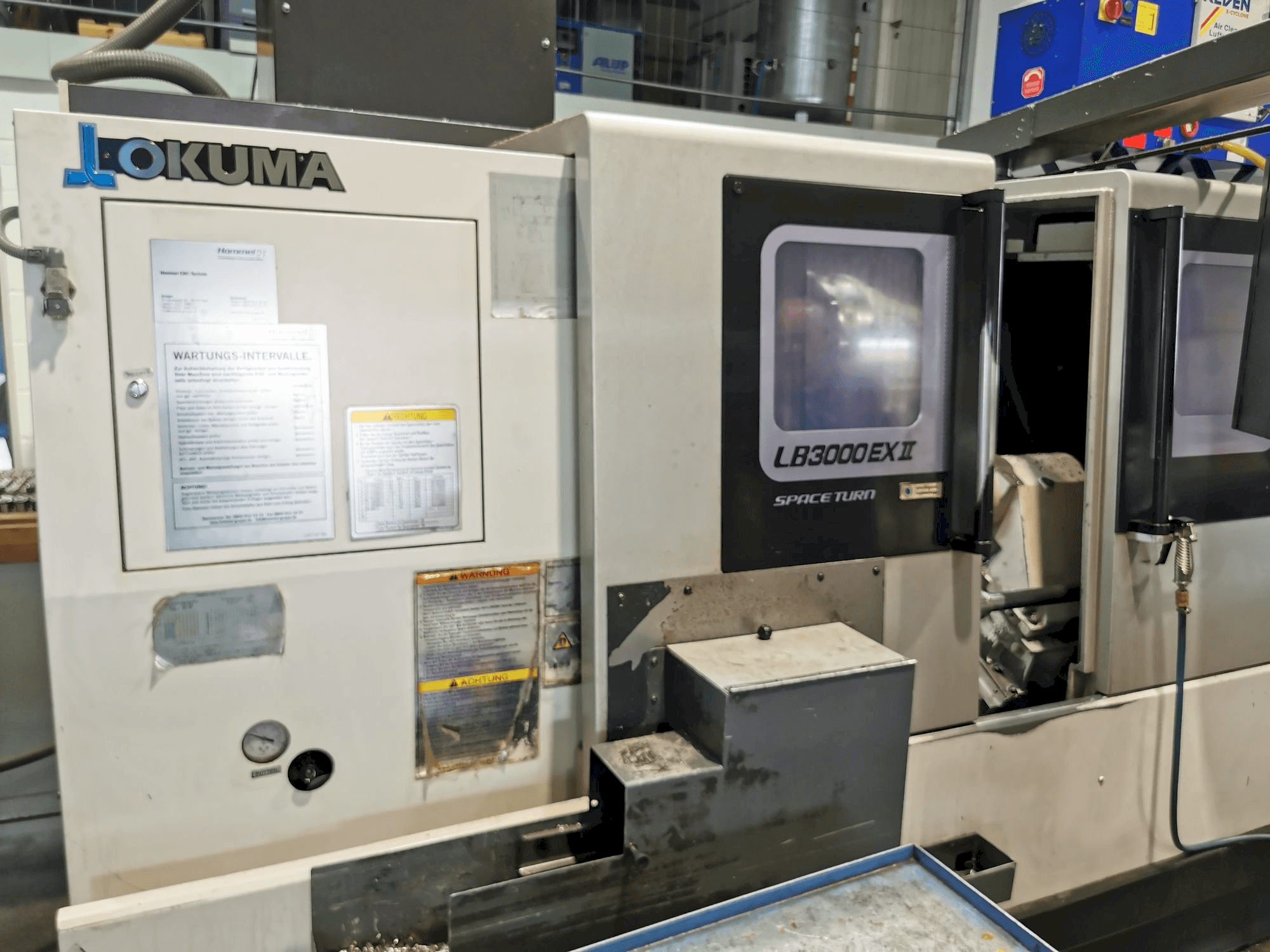 Čelní pohled na Okuma LB3000ll EX MC 1000 stroj