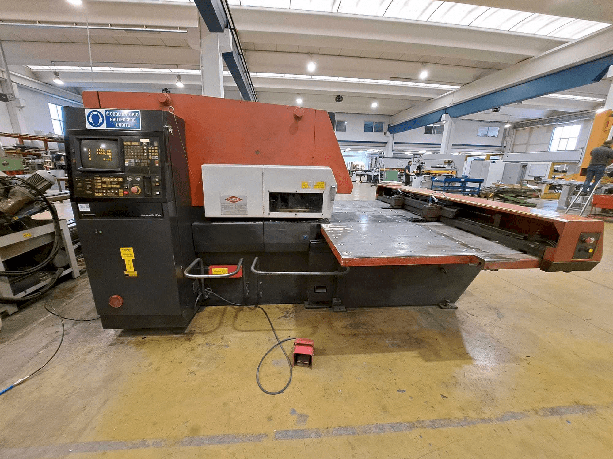 Čelní pohled na AMADA ARIES 245 stroj