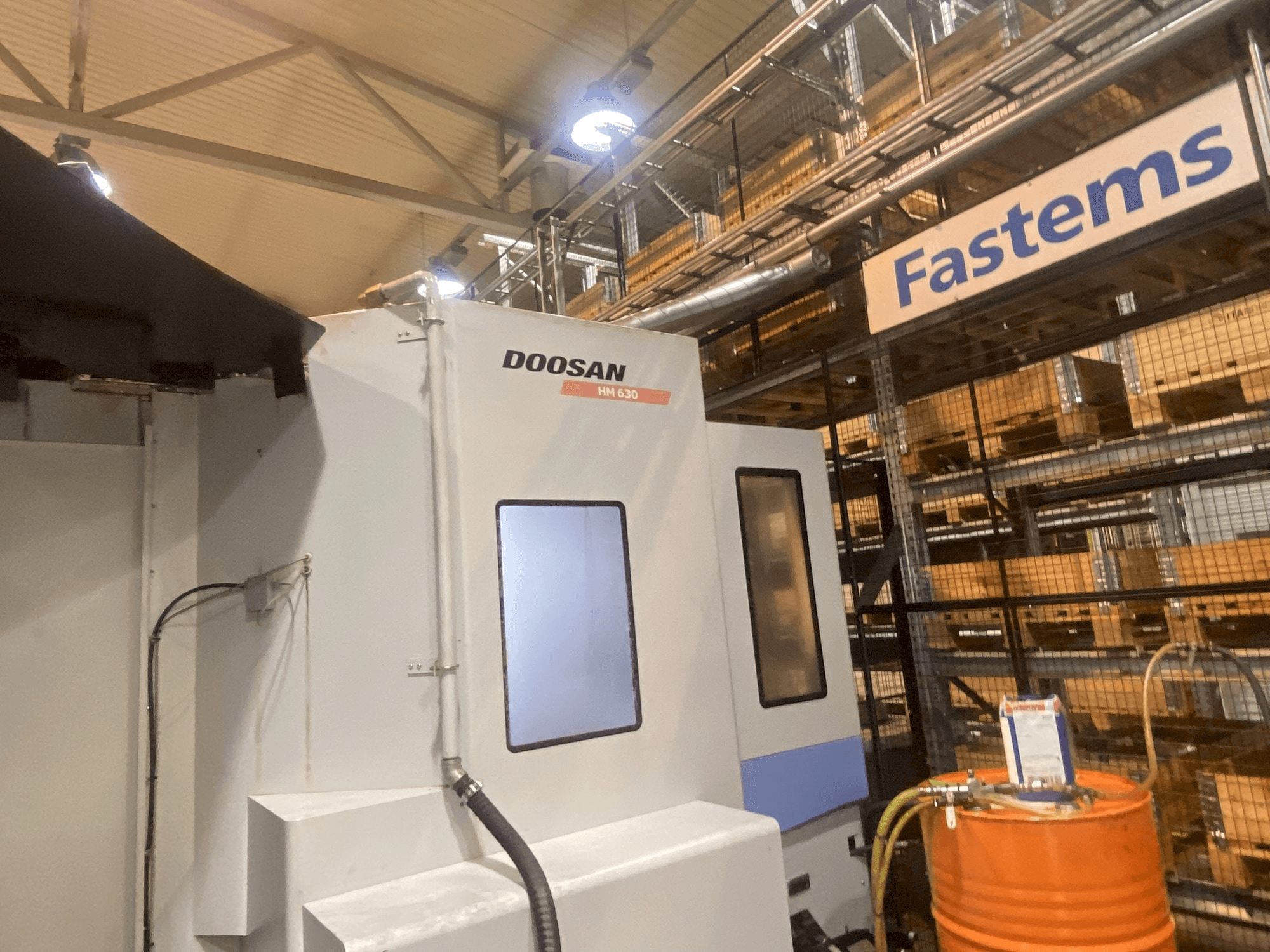 Čelní pohled na DOOSAN HM 630 stroj