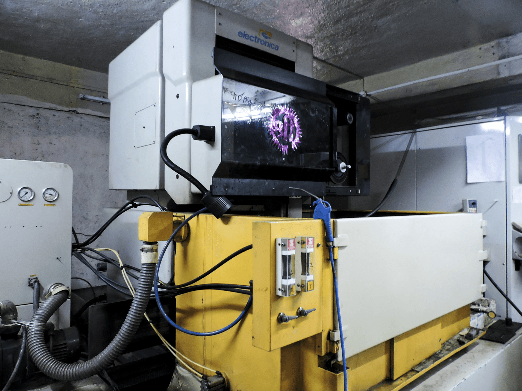 Levý pohled na Electronica Ultracut S2 stroj