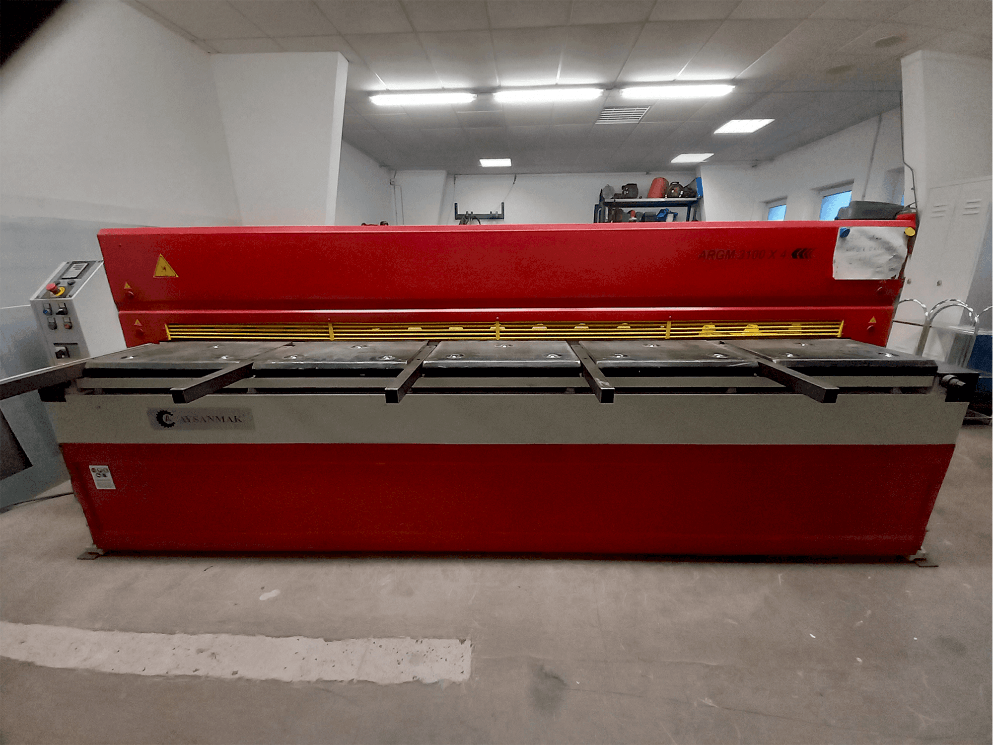 Čelní pohled na AYSANMAK ARGM 3100 x 4 stroj