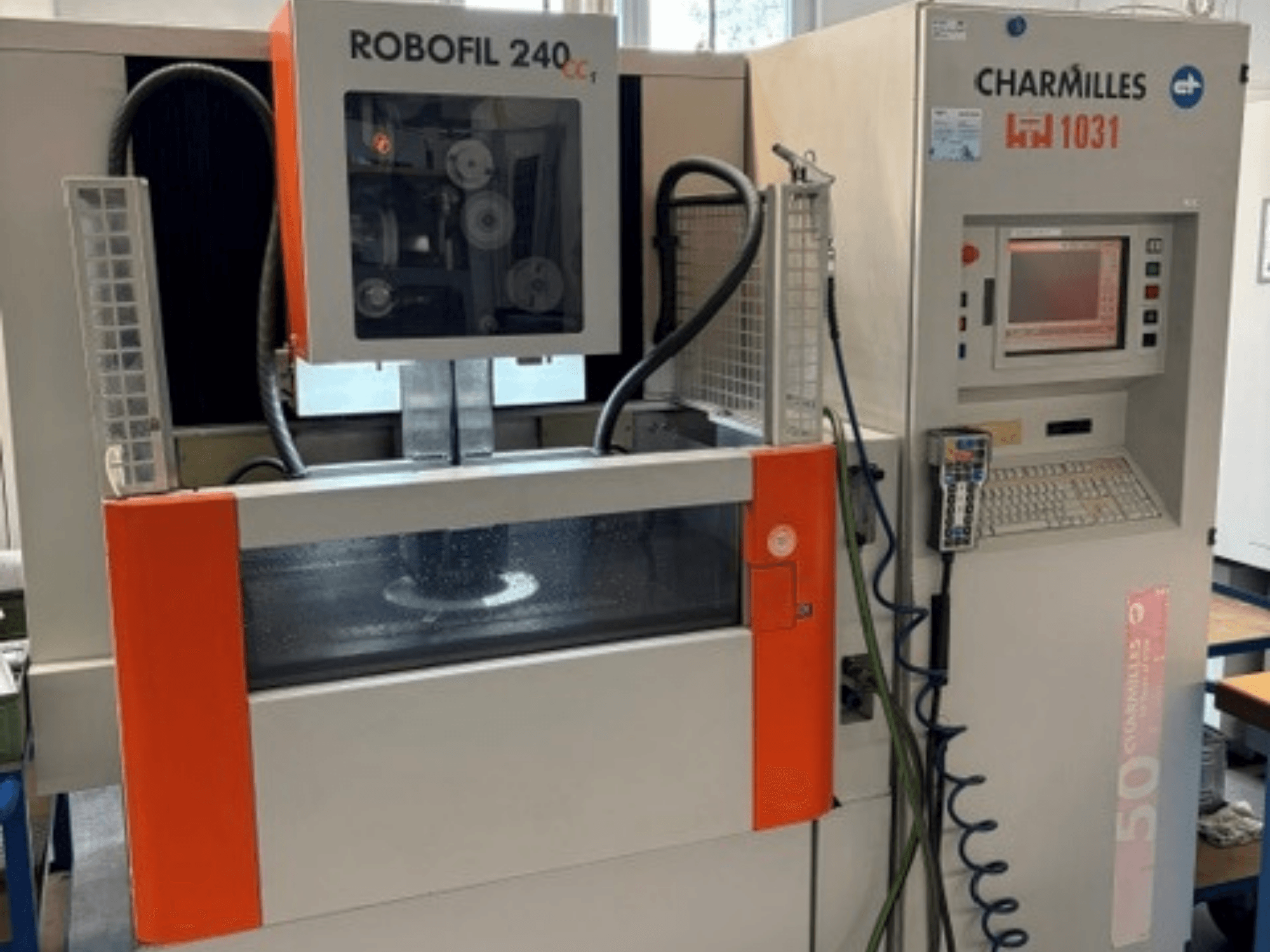 Drátová elektroerozivní frézka Charmilles Robofil 240 CC, pohled zepředu s ovládacím panelem a prostorem pro nádrž na vodu.