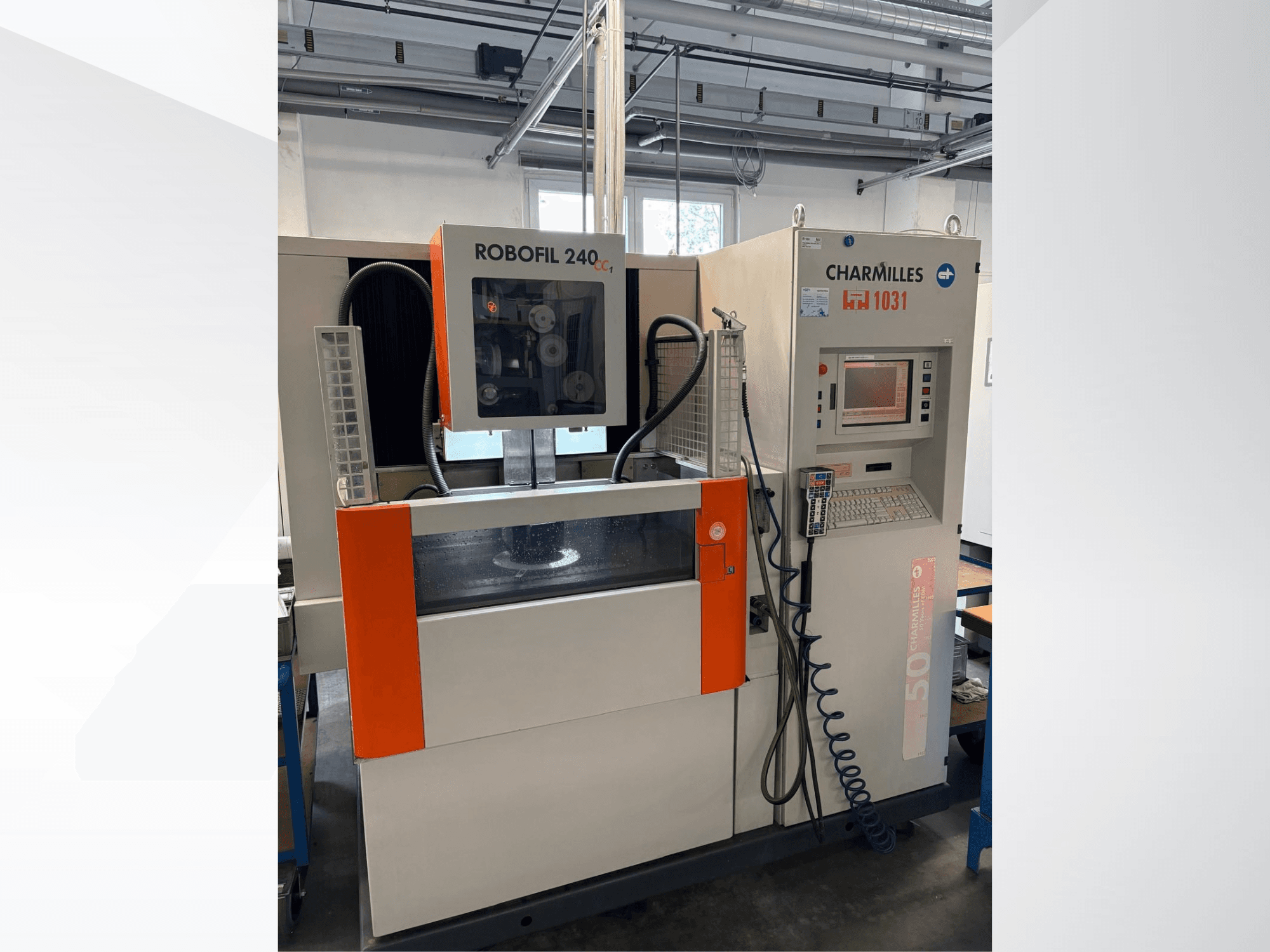 Elektroerozivní stroj CHARMILLES Robofil 240 CC, pohled zepředu s ovládacím panelem a nádržkou na vodu, s výraznými oranžovými prvky.