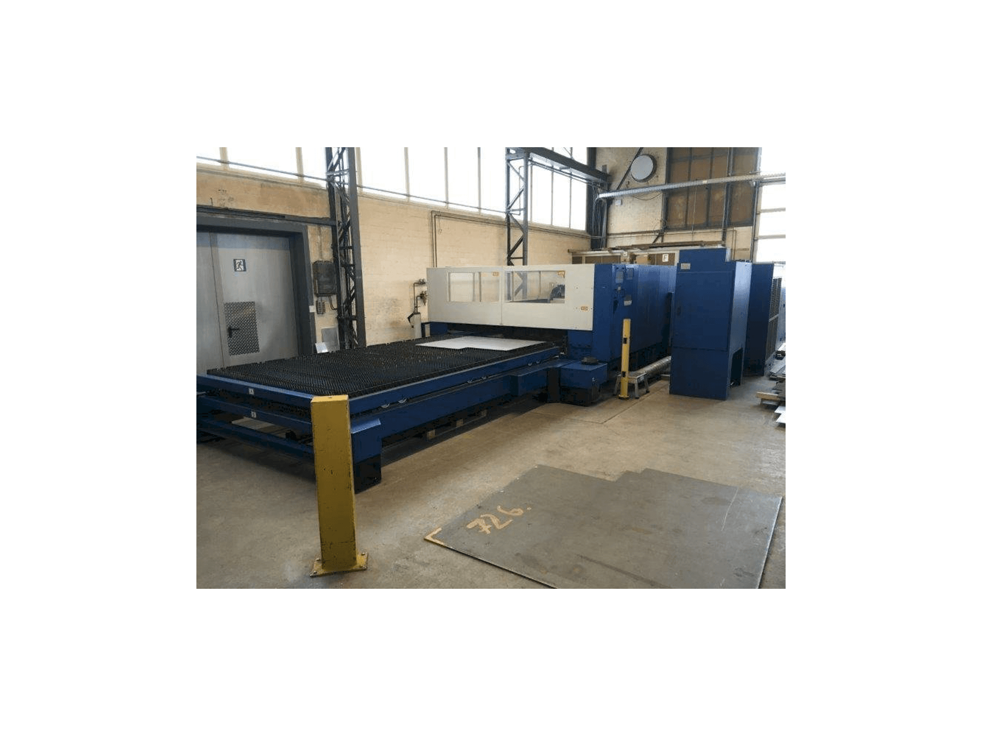 Čelní pohled na Trumpf TLF 4000 Turbo stroj