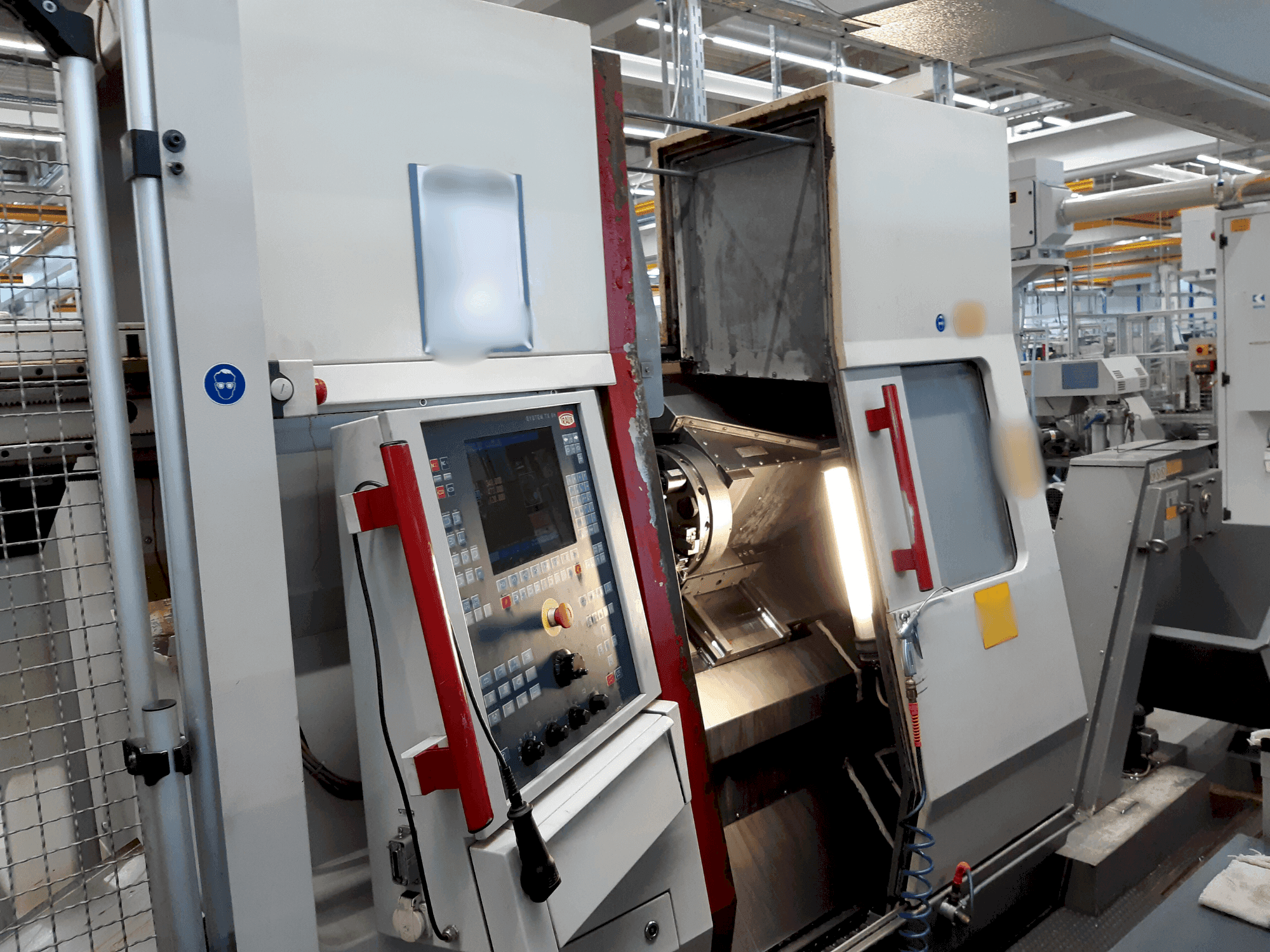 Čelní pohled na TRAUB TNA 300 stroj