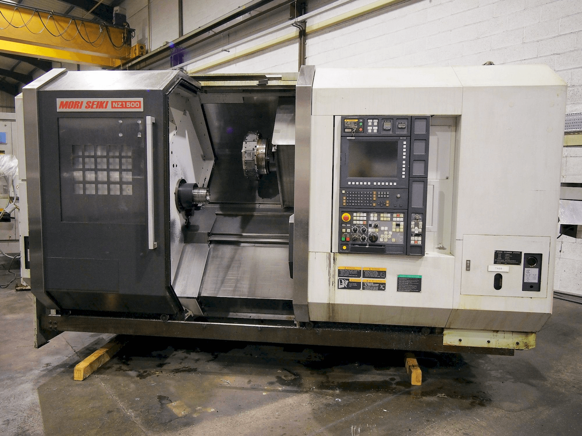 Čelní pohled na MORI SEIKI NZ 1500 T2Y stroj