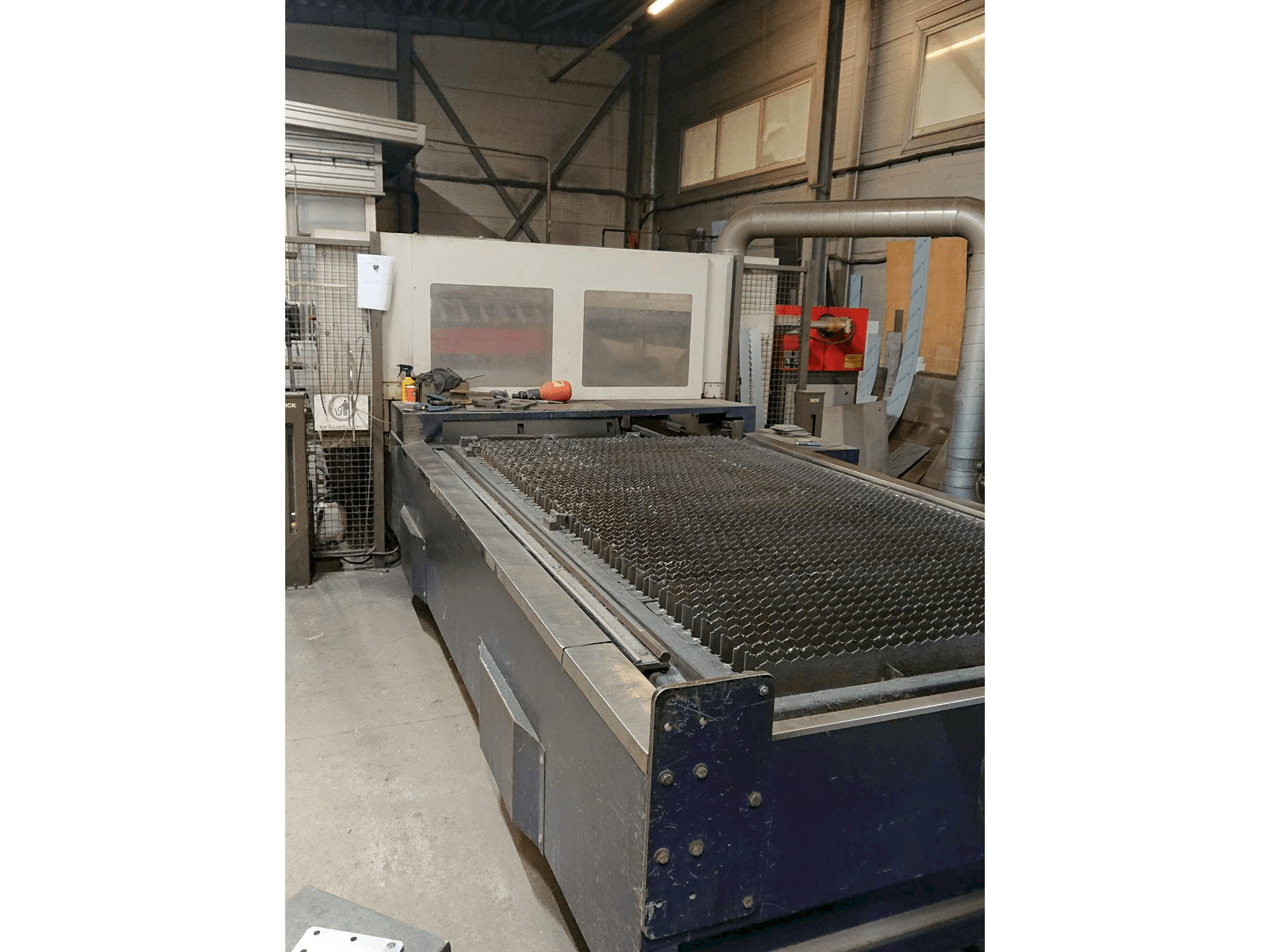 Čelní pohled na Bystronic Bysprint 3015 Bylaser 3000 stroj