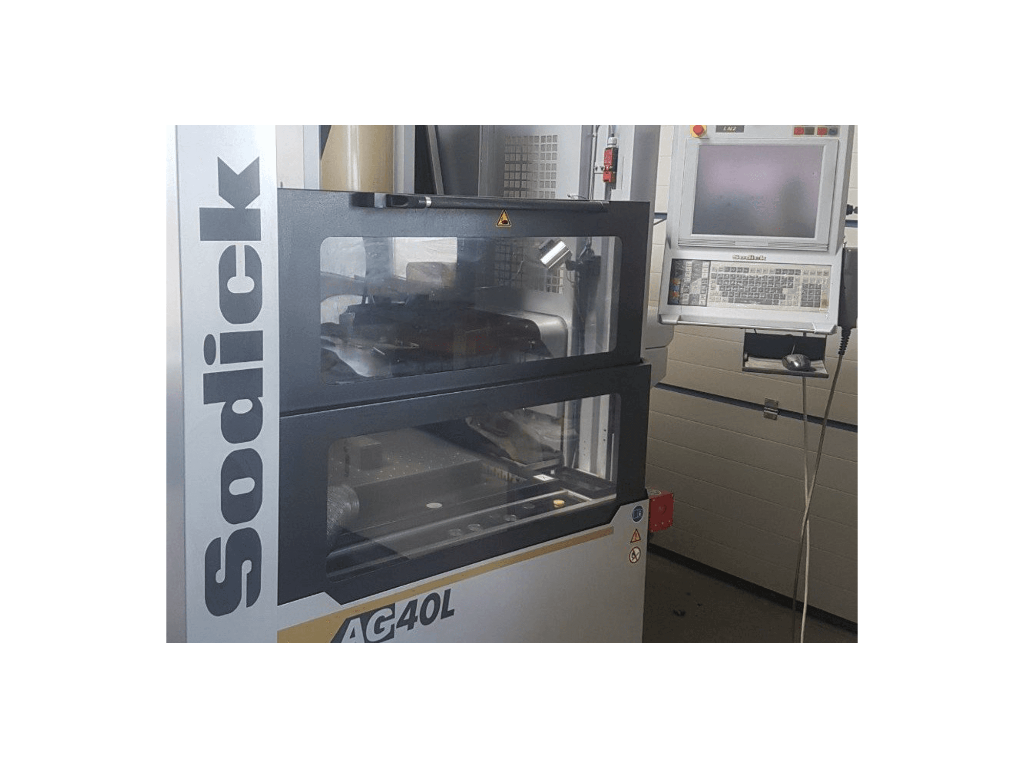 Čelní pohled na Sodick AG40L stroj
