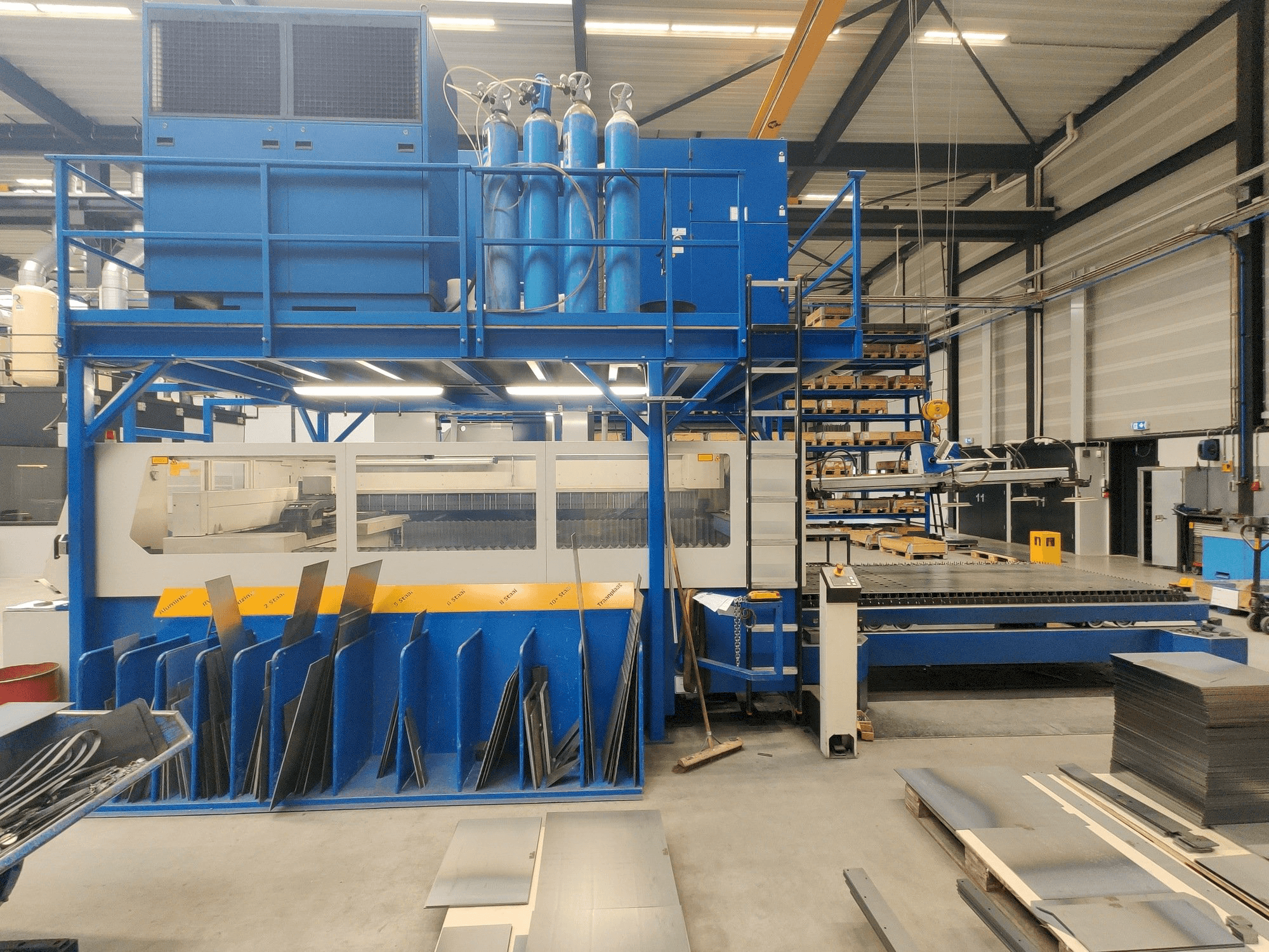 Levý boční pohled na Trumpf Trumatic L 3030 stroj