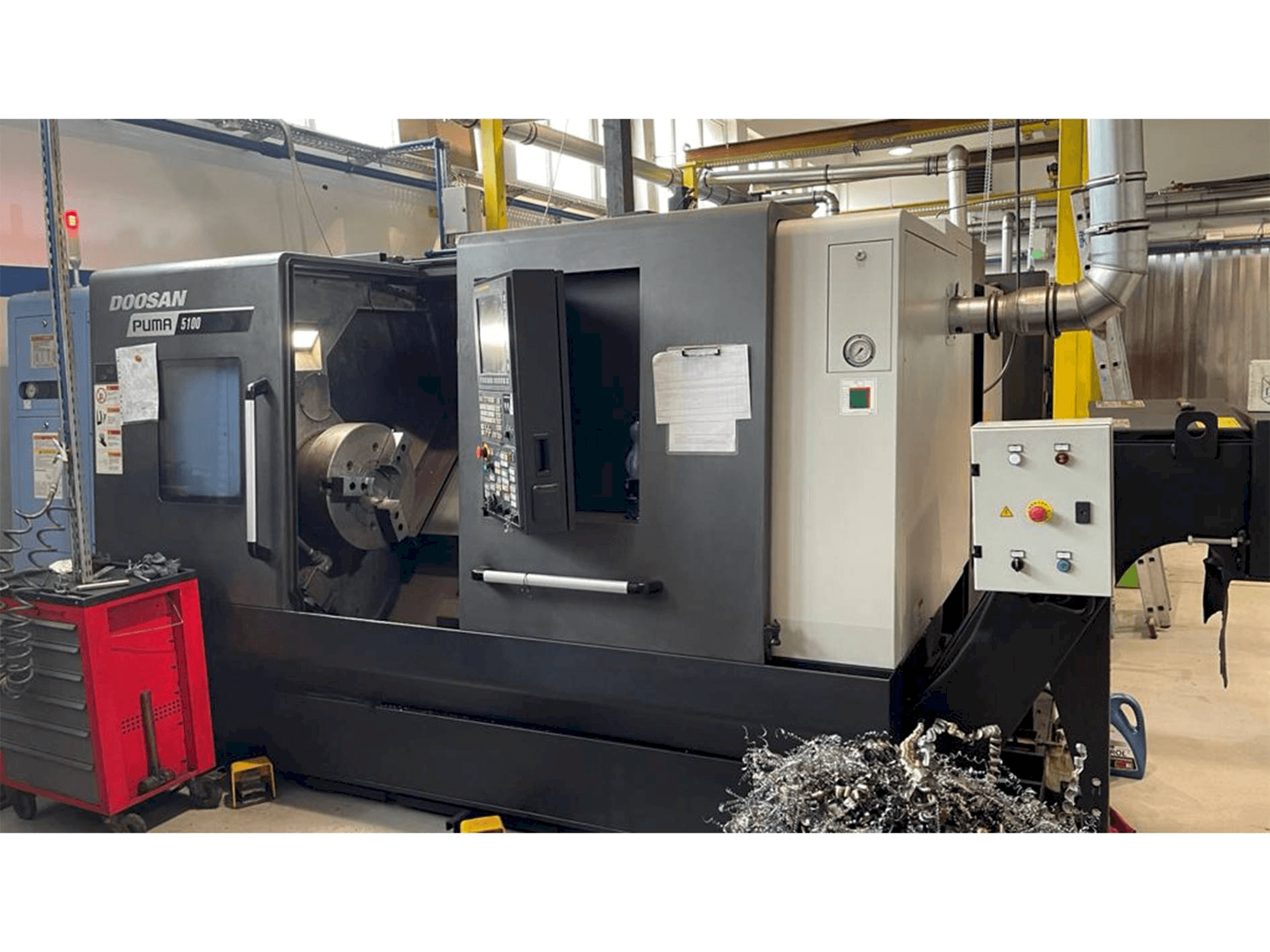 Čelní pohled na Doosan Puma 5100B stroj