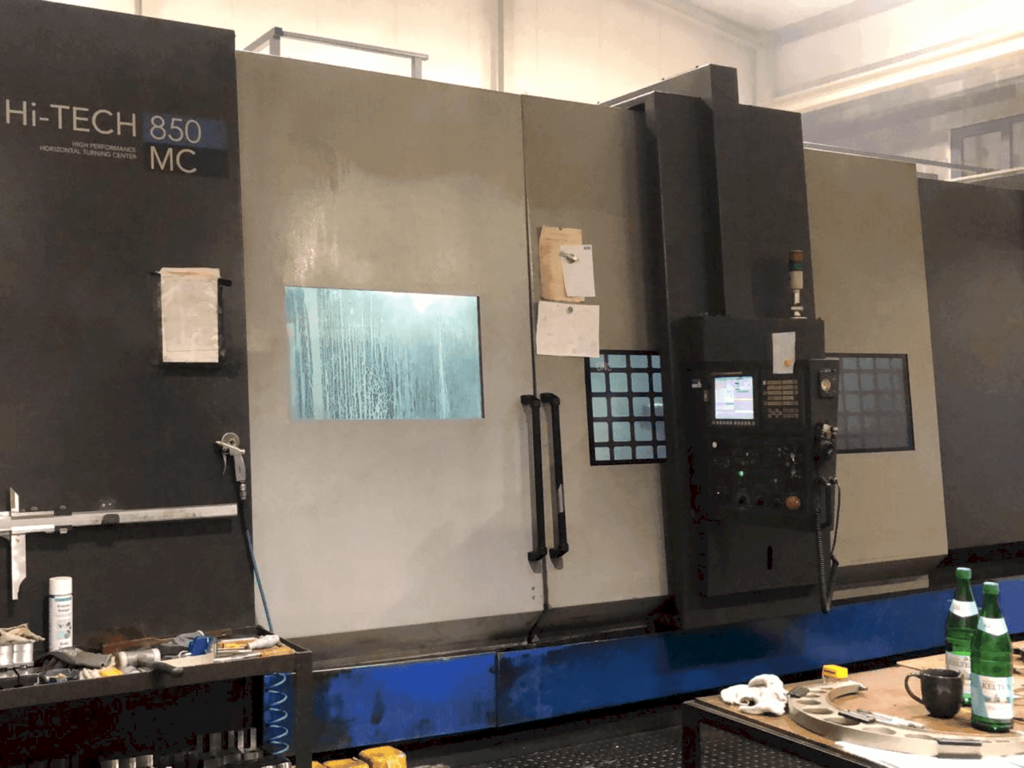 Čelní pohled na HWACHEON Hi-Tech 350 stroj