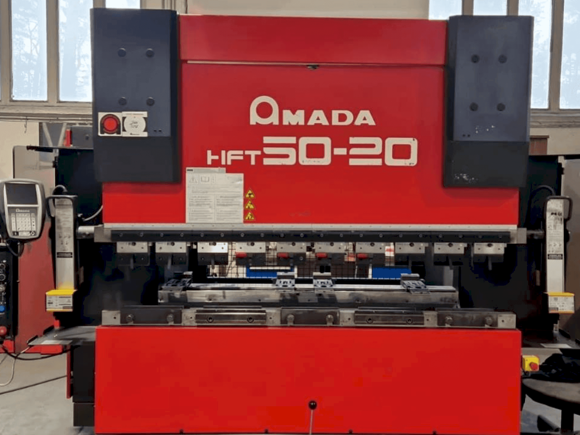 Čelní pohled na AMADA HFT 50-20 stroj