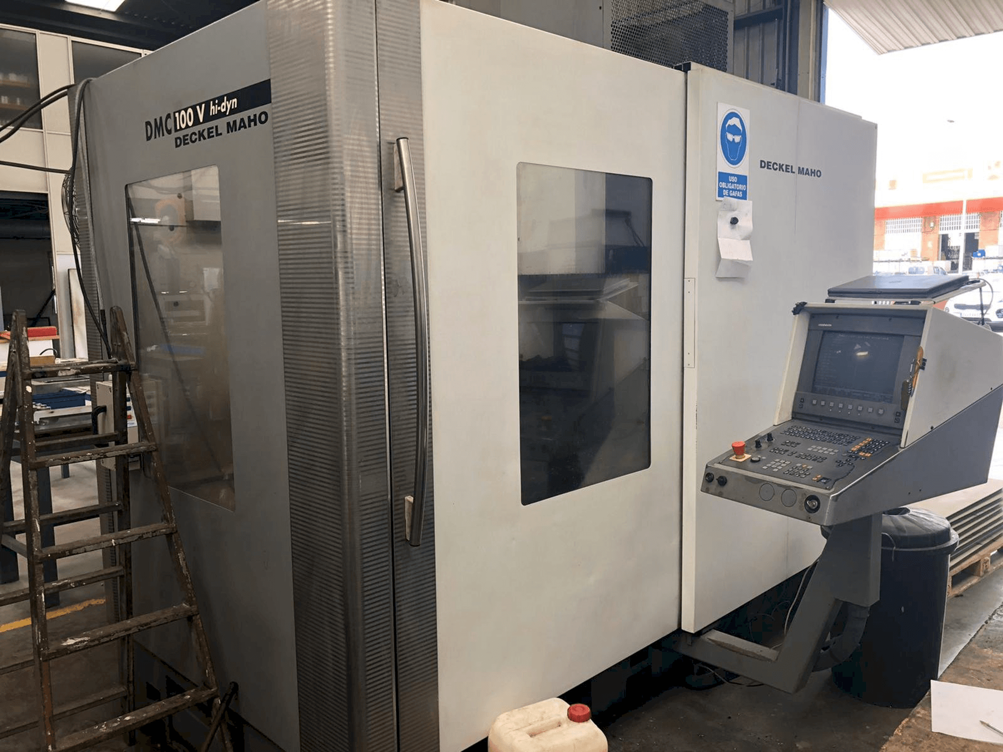 Čelní pohled na DECKEL MAHO DMC 100 V Hi-dyn stroj