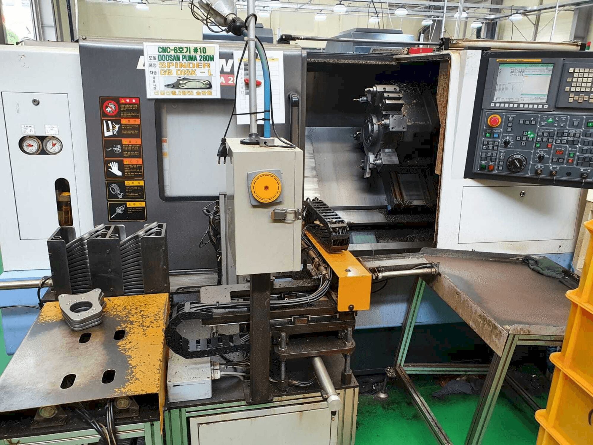 Čelní pohled na Doosan Puma 280M stroj