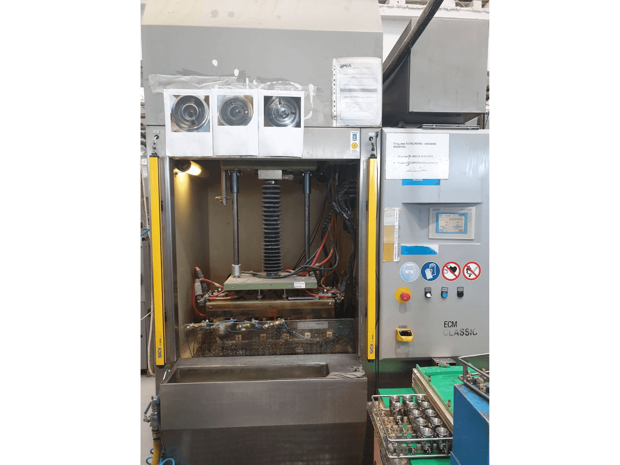 Čelní pohled na Extrude Hone Classic 1A-450-43-P-M stroj