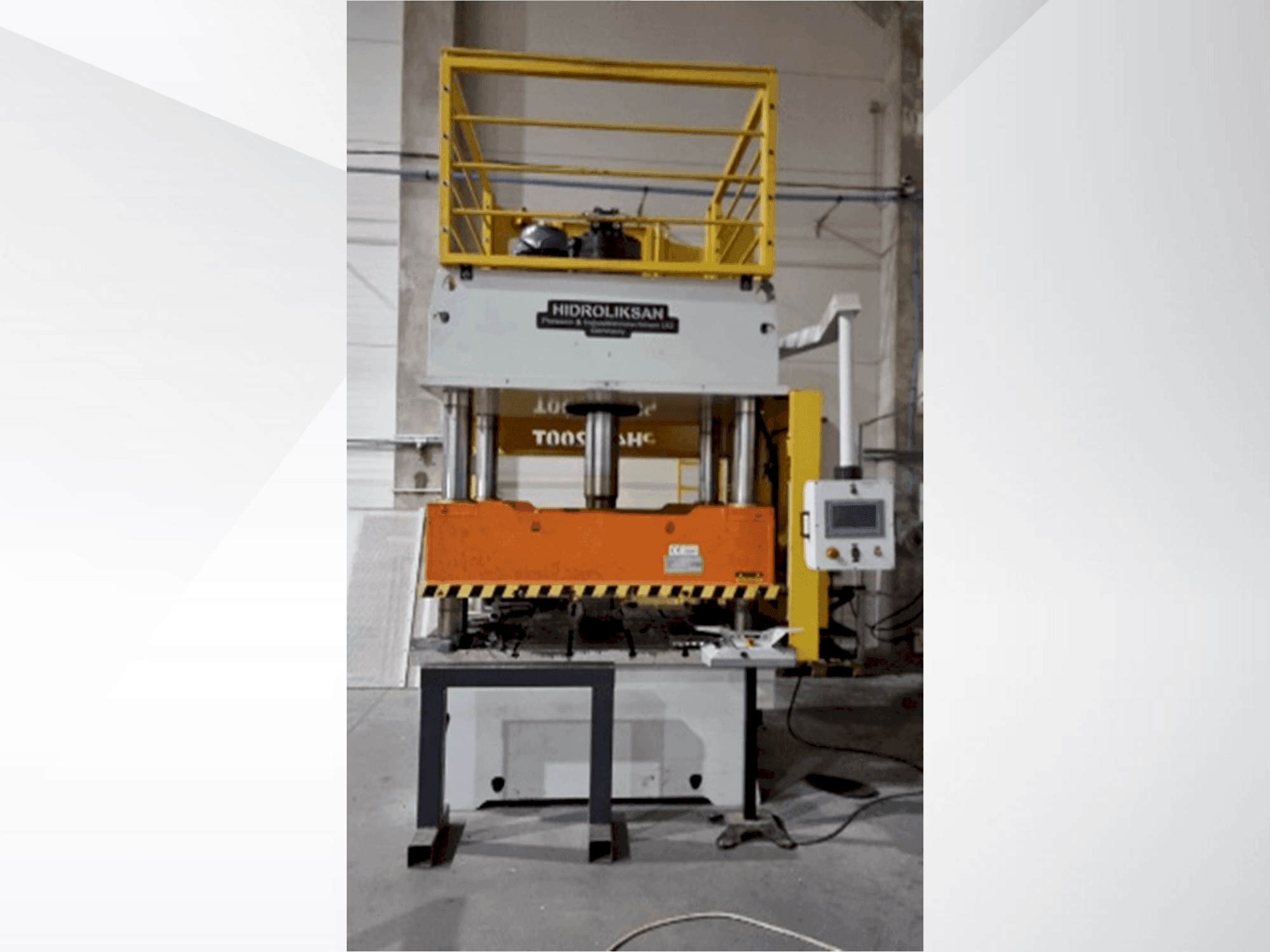 Čelní pohled na HIDROLIKSAN PH4C 200T stroj