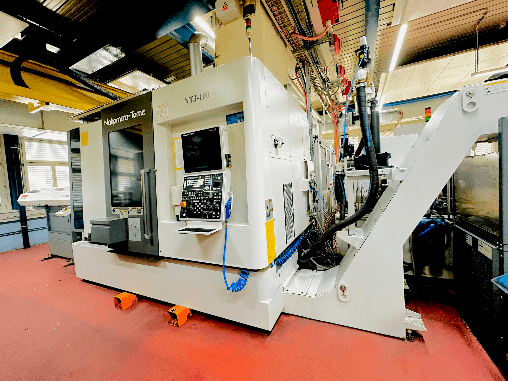 Čelní pohled na NAKAMURA NTJ100 stroj