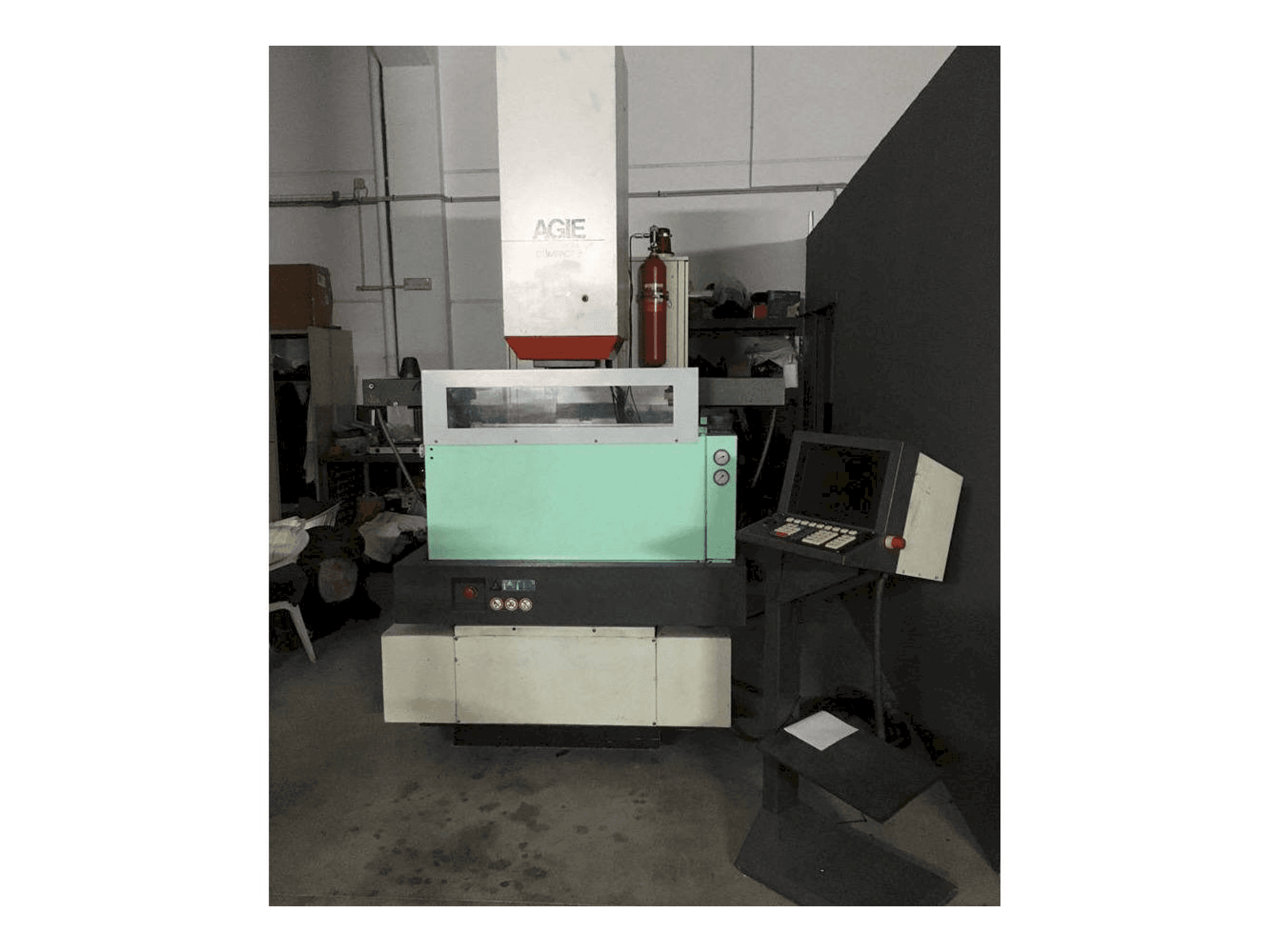 Čelní pohled na AGIE Agietron Compact 3 stroj