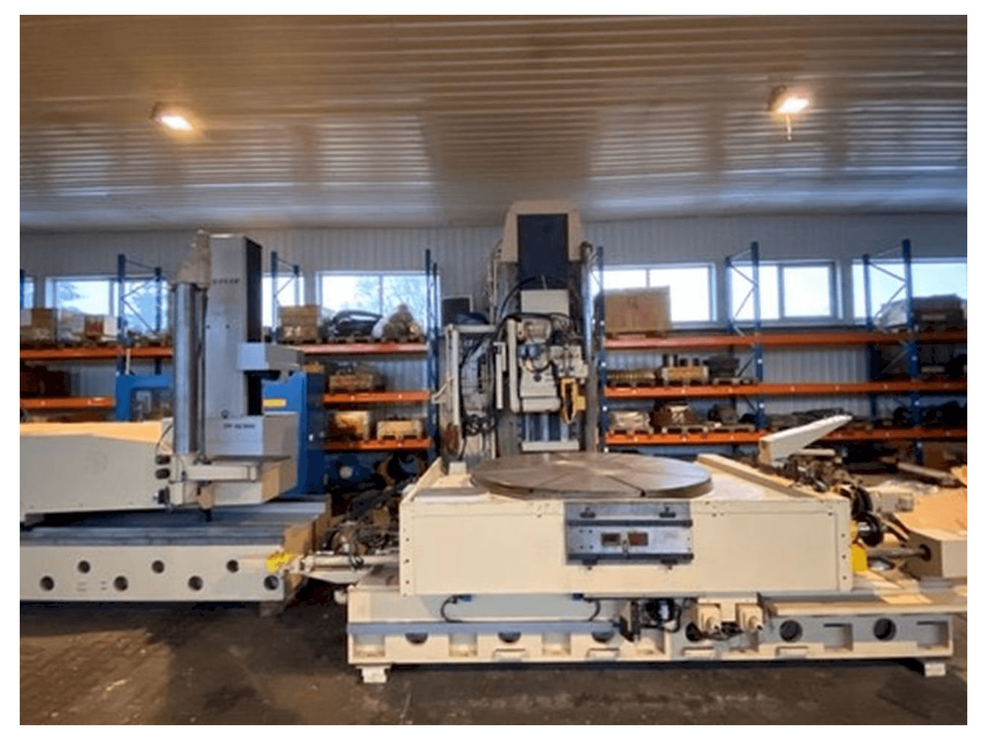 Čelní pohled na NILES ZSTZ 35 stroj