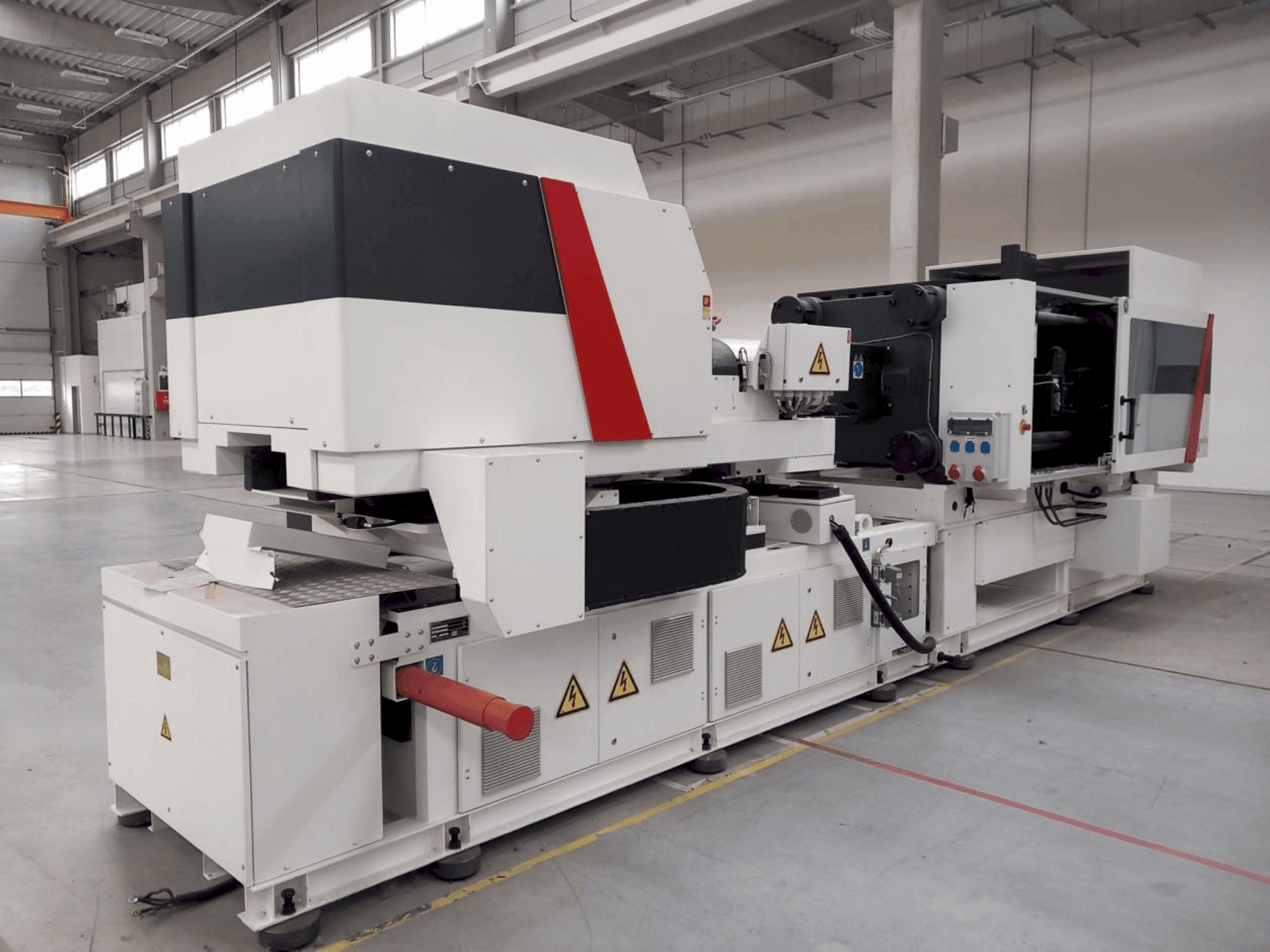 Čelní pohled na Milacron Elektron Evo 350 stroj